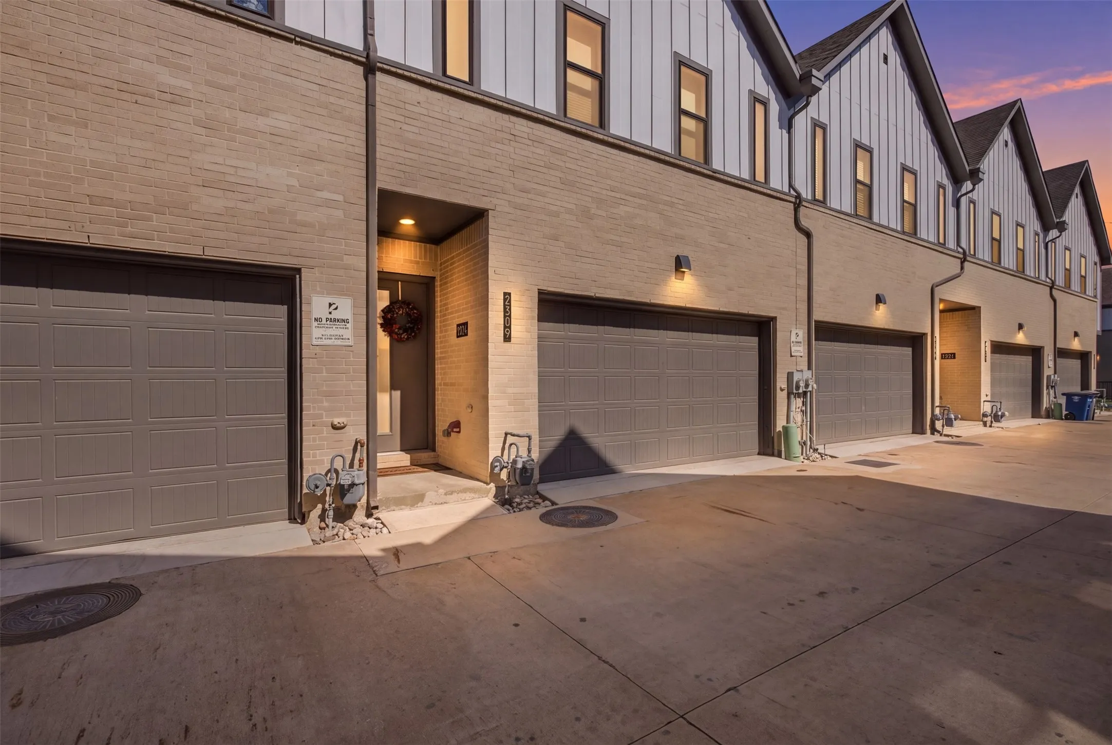 Townhouse For Sale in Dallas County , 2309 Rook Drive, Dallas, Texas 75211, 3 Bedroom, 3 Bathroom, 2 Garage spaces, 2,230 Sqft, built in 2021, mls#21405740, Real Estate Agent in Dallas, Homes For Sale in Dallas county, Homes For Sale in Dallas, Realtor in Dallas Texas, Real Estate Brokerage Independent Realty Texas, Luminita Cordes Realtor