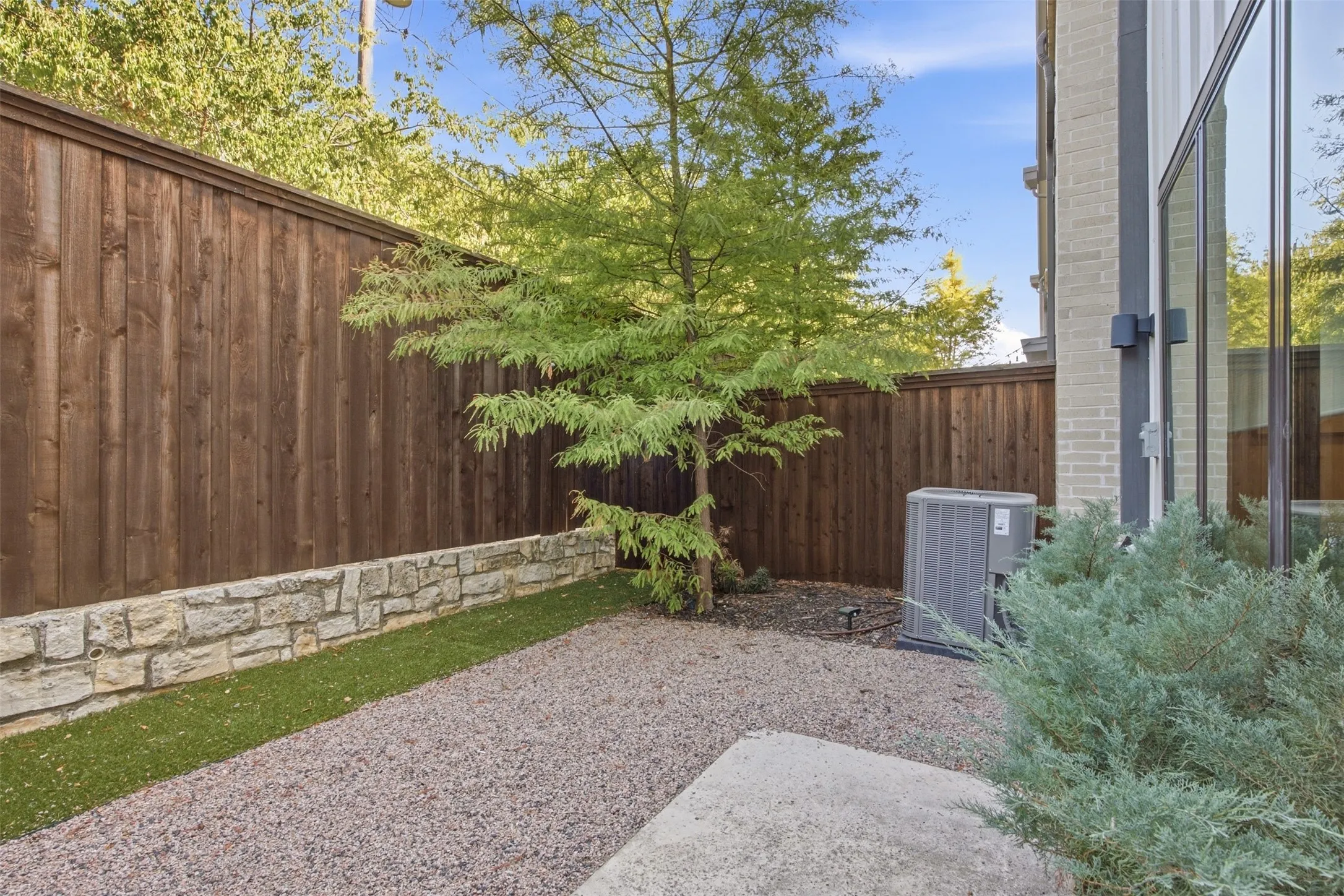 Townhouse For Sale in Dallas County , 2309 Rook Drive, Dallas, Texas 75211, 3 Bedroom, 3 Bathroom, 2 Garage spaces, 2,230 Sqft, built in 2021, mls#21405740, Real Estate Agent in Dallas, Homes For Sale in Dallas county, Homes For Sale in Dallas, Realtor in Dallas Texas, Real Estate Brokerage Independent Realty Texas, Luminita Cordes Realtor