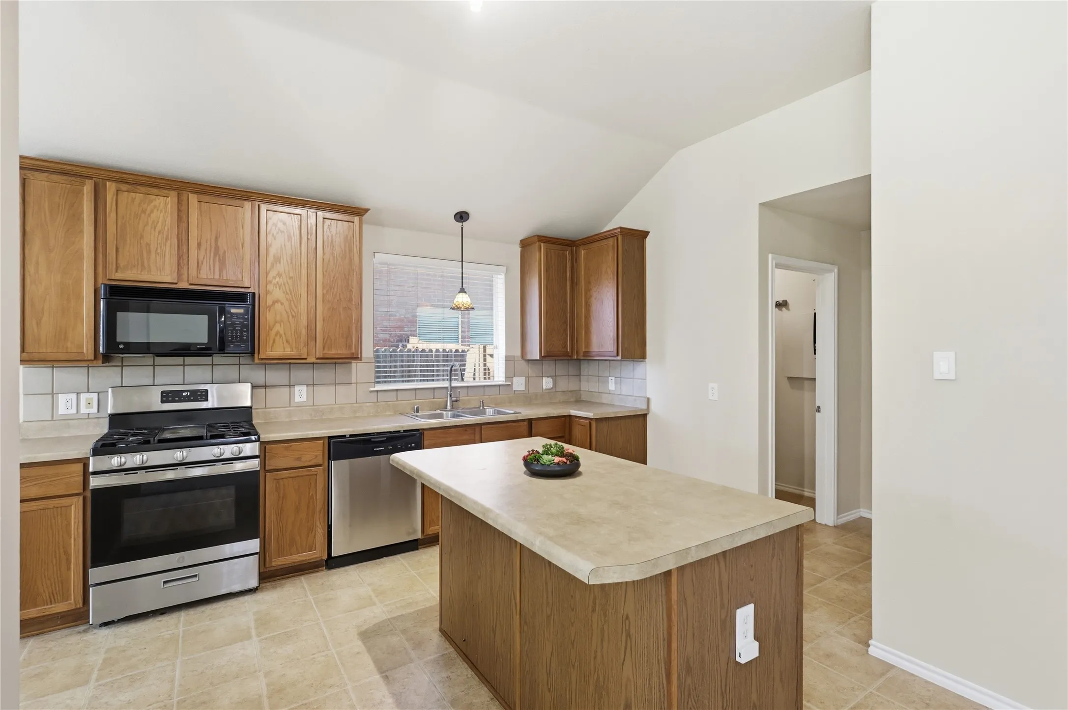 Single Family Residence For Sale in Collin County , 1273 Stone Lane, Celina, Texas 75009, 3 Bedroom, 2 Bathroom, 2 Garage spaces, 2,008 Sqft, built in 2004, mls#21405788, Real Estate Agent in Celina, Homes For Sale in Collin county, Homes For Sale in Celina, Realtor in Celina Texas, Real Estate Brokerage Independent Realty Texas, Luminita Cordes Realtor