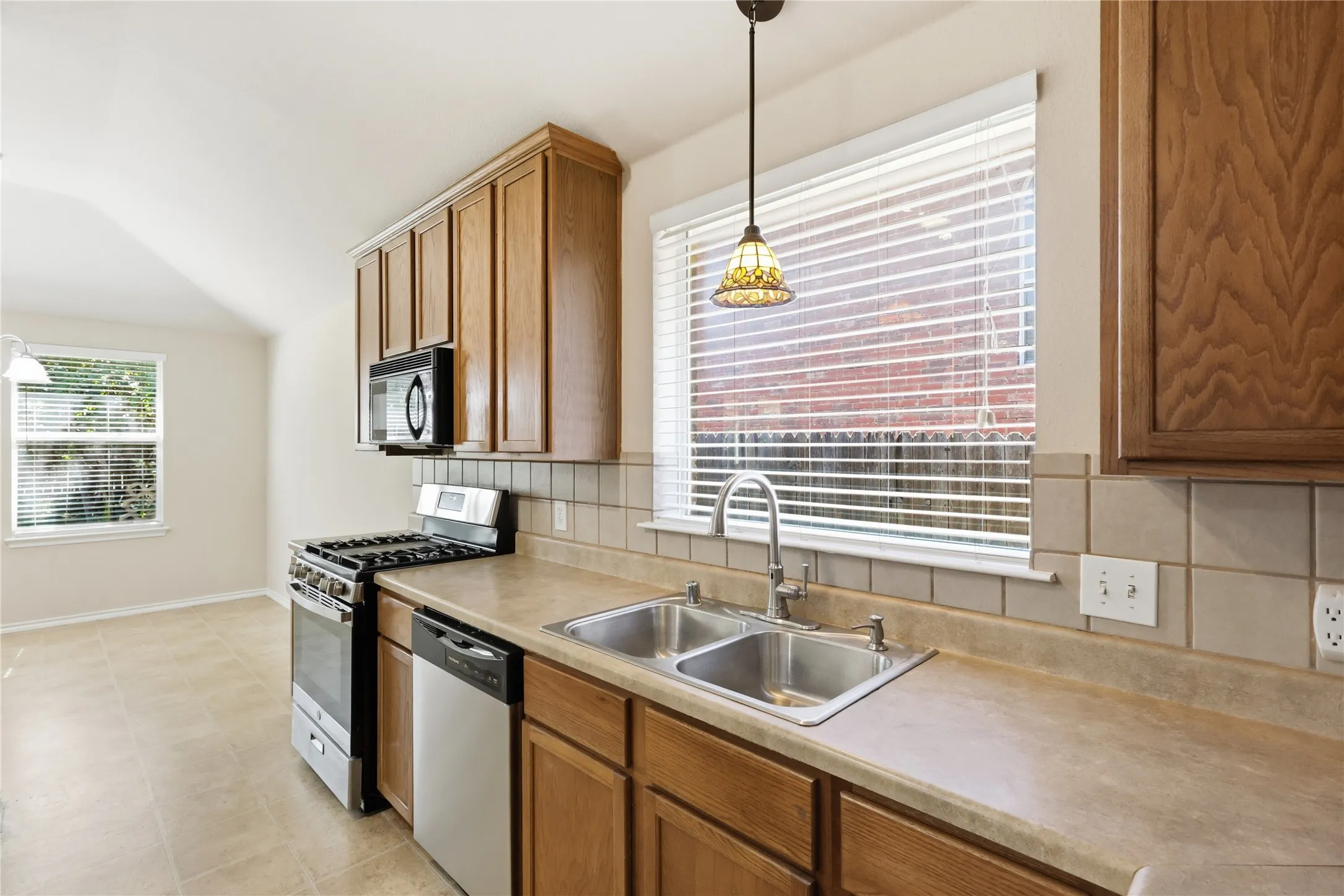 Single Family Residence For Sale in Collin County , 1273 Stone Lane, Celina, Texas 75009, 3 Bedroom, 2 Bathroom, 2 Garage spaces, 2,008 Sqft, built in 2004, mls#21405788, Real Estate Agent in Celina, Homes For Sale in Collin county, Homes For Sale in Celina, Realtor in Celina Texas, Real Estate Brokerage Independent Realty Texas, Luminita Cordes Realtor