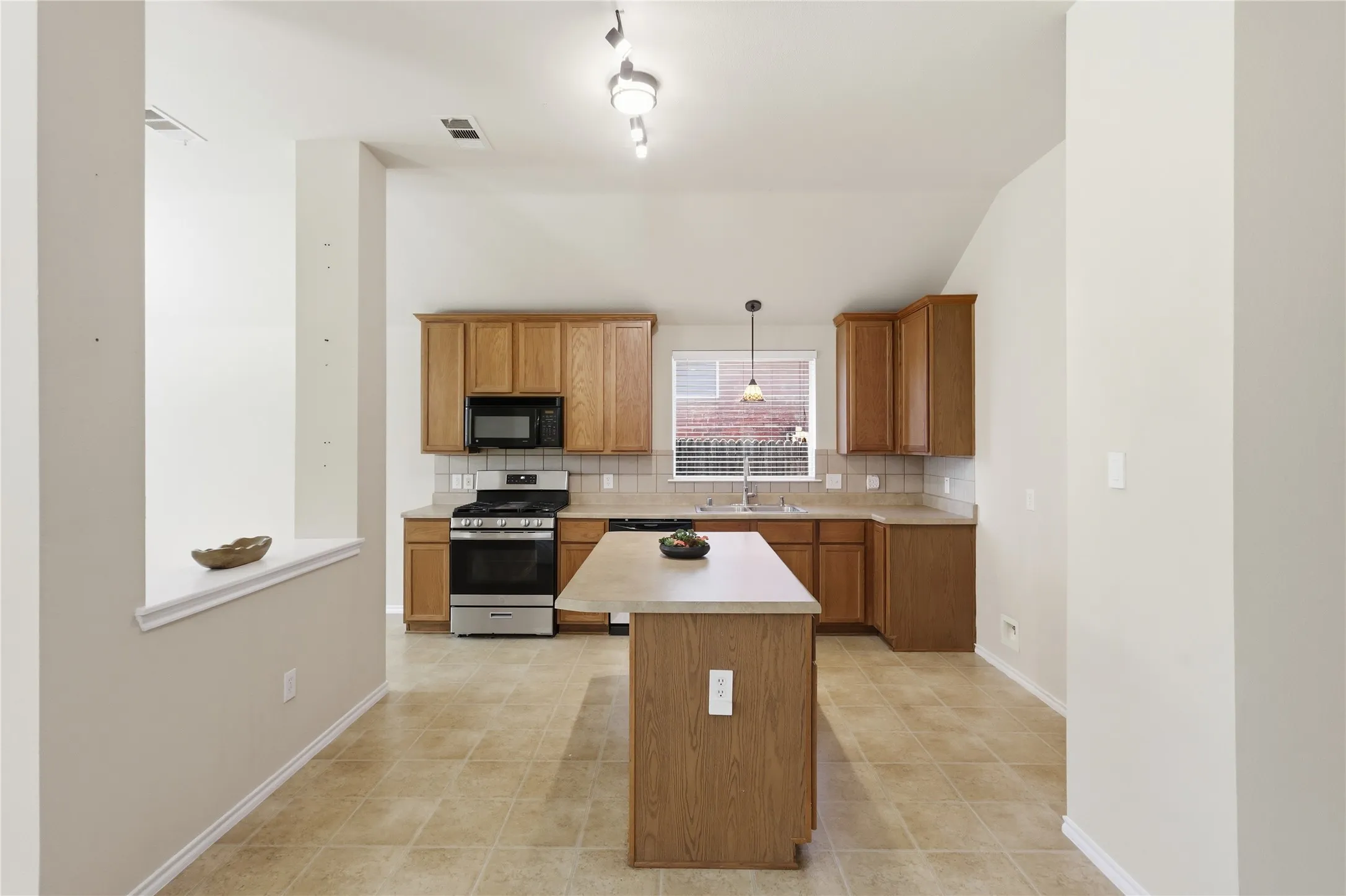 Single Family Residence For Sale in Collin County , 1273 Stone Lane, Celina, Texas 75009, 3 Bedroom, 2 Bathroom, 2 Garage spaces, 2,008 Sqft, built in 2004, mls#21405788, Real Estate Agent in Celina, Homes For Sale in Collin county, Homes For Sale in Celina, Realtor in Celina Texas, Real Estate Brokerage Independent Realty Texas, Luminita Cordes Realtor