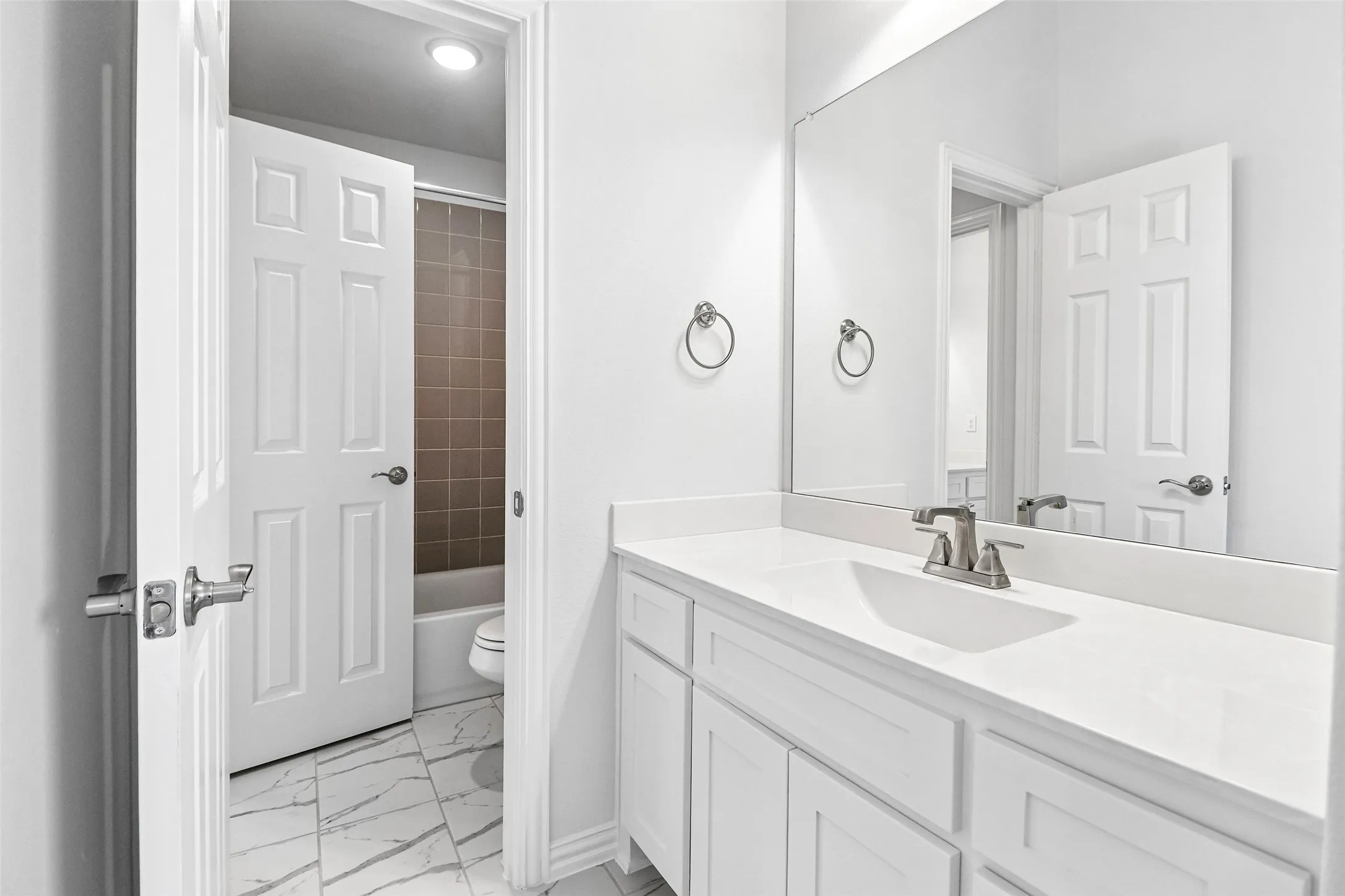 Single Family Residence For Sale in Collin County , 825 Violet Way, Celina, Texas 75009, 6 Bedroom, 4 Bathroom, 2 Garage spaces, 3,888 Sqft, built in 2021, mls#21395104, Real Estate Agent in Celina, Homes For Sale in Collin county, Homes For Sale in Celina, Realtor in Celina Texas, Real Estate Brokerage Independent Realty Texas, Luminita Cordes Realtor