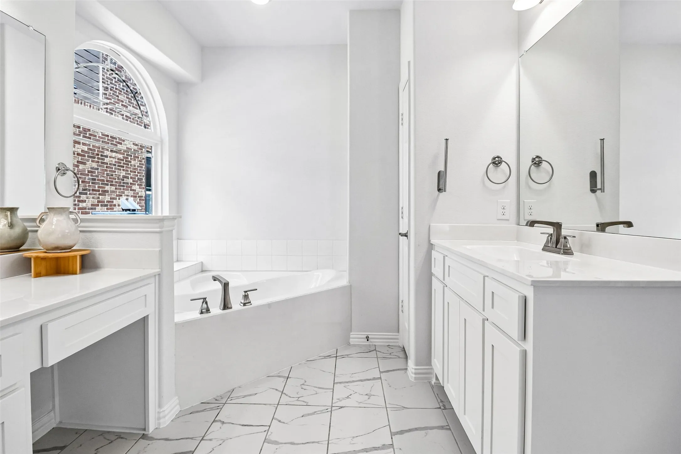 Single Family Residence For Sale in Collin County , 825 Violet Way, Celina, Texas 75009, 6 Bedroom, 4 Bathroom, 2 Garage spaces, 3,888 Sqft, built in 2021, mls#21395104, Real Estate Agent in Celina, Homes For Sale in Collin county, Homes For Sale in Celina, Realtor in Celina Texas, Real Estate Brokerage Independent Realty Texas, Luminita Cordes Realtor