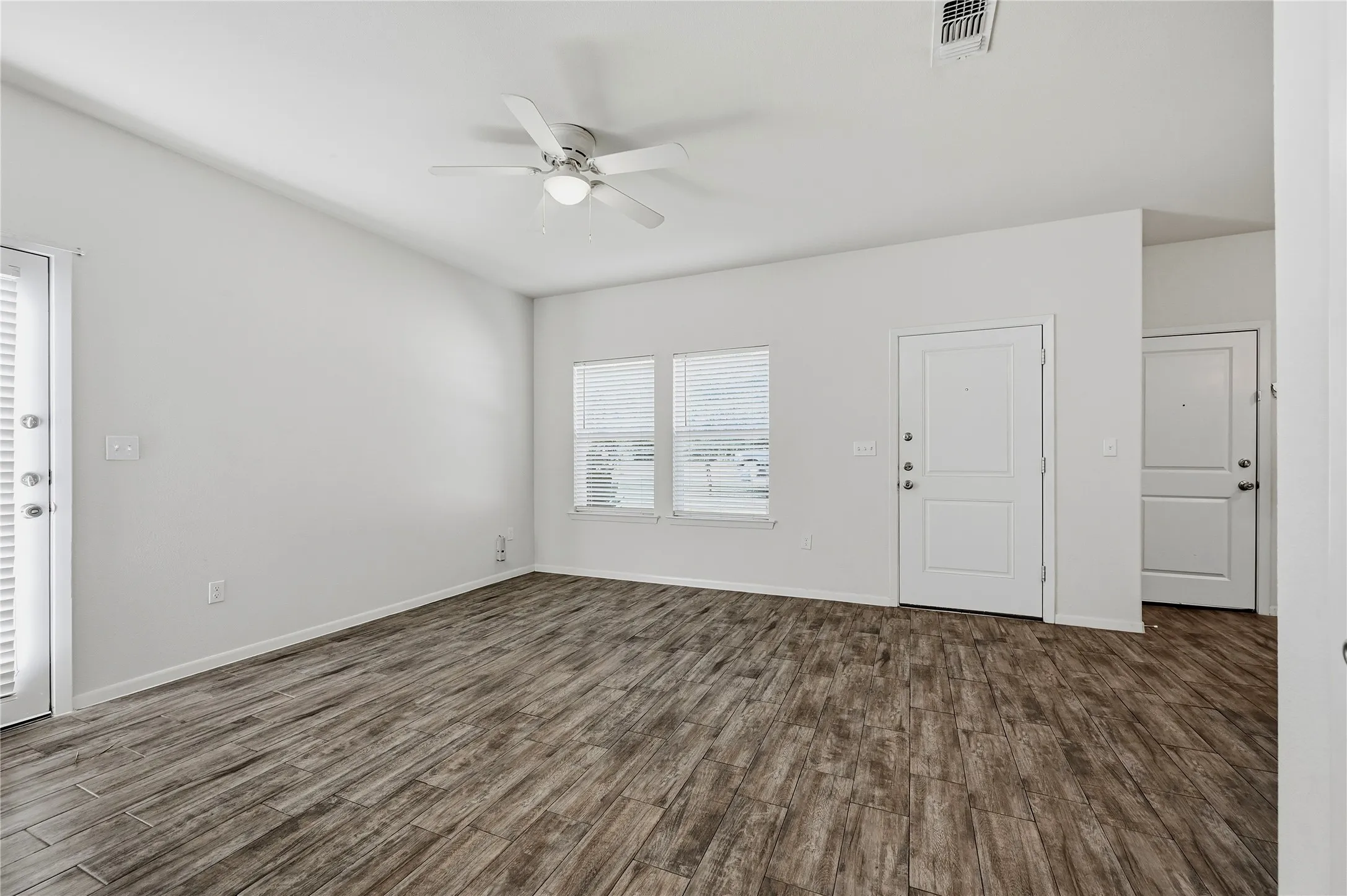 Duplex For Rent in Grayson County , 2333 N Hickory Street, Sherman, Texas 75092, 3 Bedroom, 2 Bathroom, 1 Garage spaces, 1,100 Sqft, built in 2020, mls#21405798, Real Estate Agent in Sherman, Homes For Rent in Grayson county, Homes For Rent in Sherman, Realtor in Sherman Texas, Real Estate Brokerage Independent Realty Texas, Luminita Cordes Realtor
