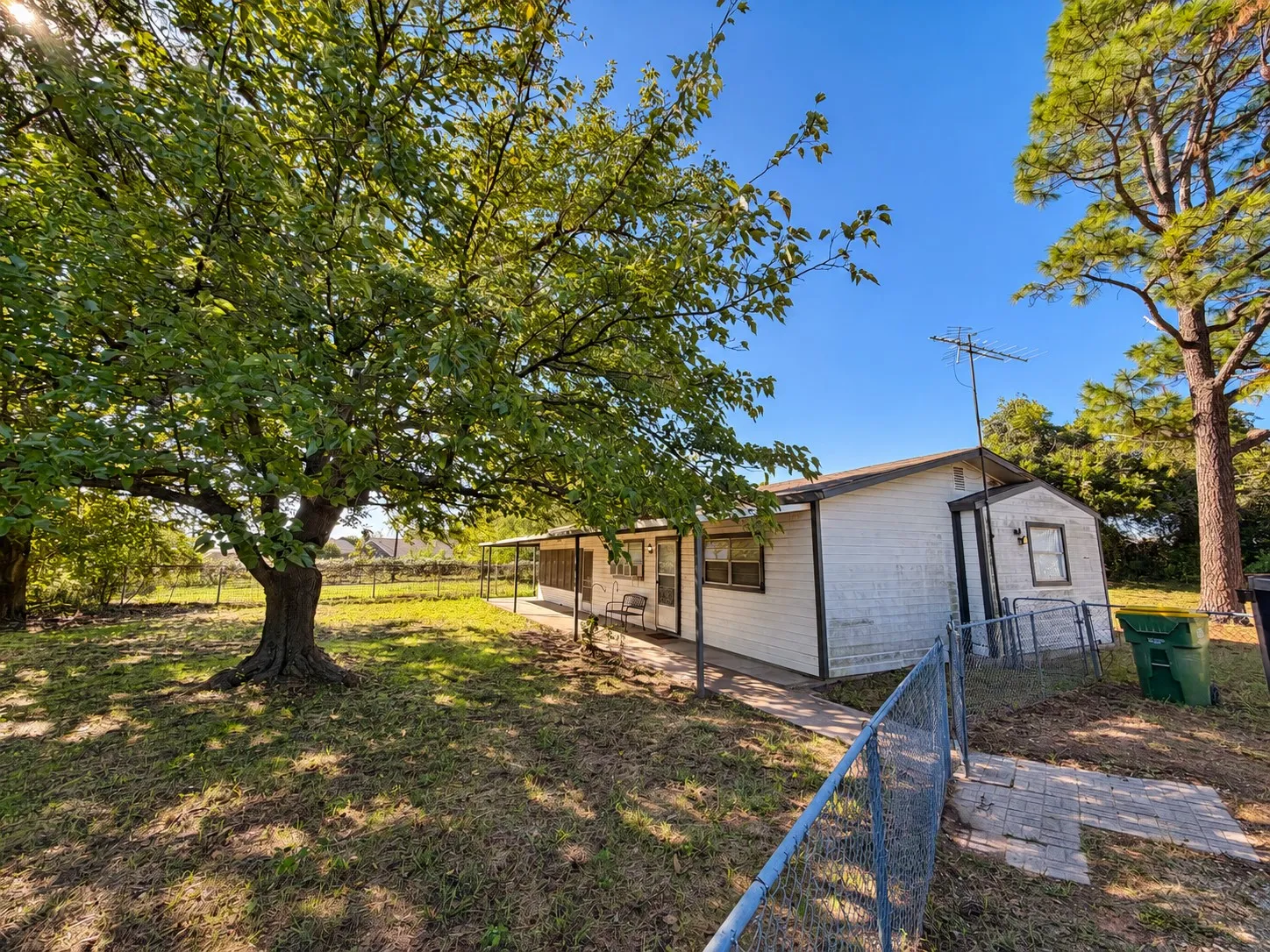 Mobile Home For Sale in Hood County , 3048 Green Meadows Road, Granbury, Texas 76049, 2 Bedroom, 2 Bathroom, Garage spaces, 1,020 Sqft, built in 1971, mls#21402336, Real Estate Agent in Granbury, Homes For Sale in Hood county, Homes For Sale in Granbury, Realtor in Granbury Texas, Real Estate Brokerage Independent Realty Texas, Luminita Cordes Realtor