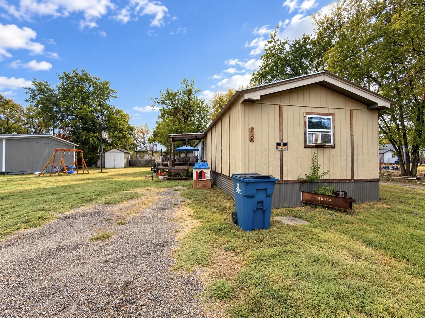 Mobile Home For Sale in Hunt County , 708 Lincoln Street, Campbell, Texas 75422, 3 Bedroom, 2 Bathroom, Garage spaces, 1,300 Sqft, built in 1995, mls#21405754, Real Estate Agent in Campbell, Homes For Sale in Hunt county, Homes For Sale in Campbell, Realtor in Campbell Texas, Real Estate Brokerage Independent Realty Texas, Luminita Cordes Realtor