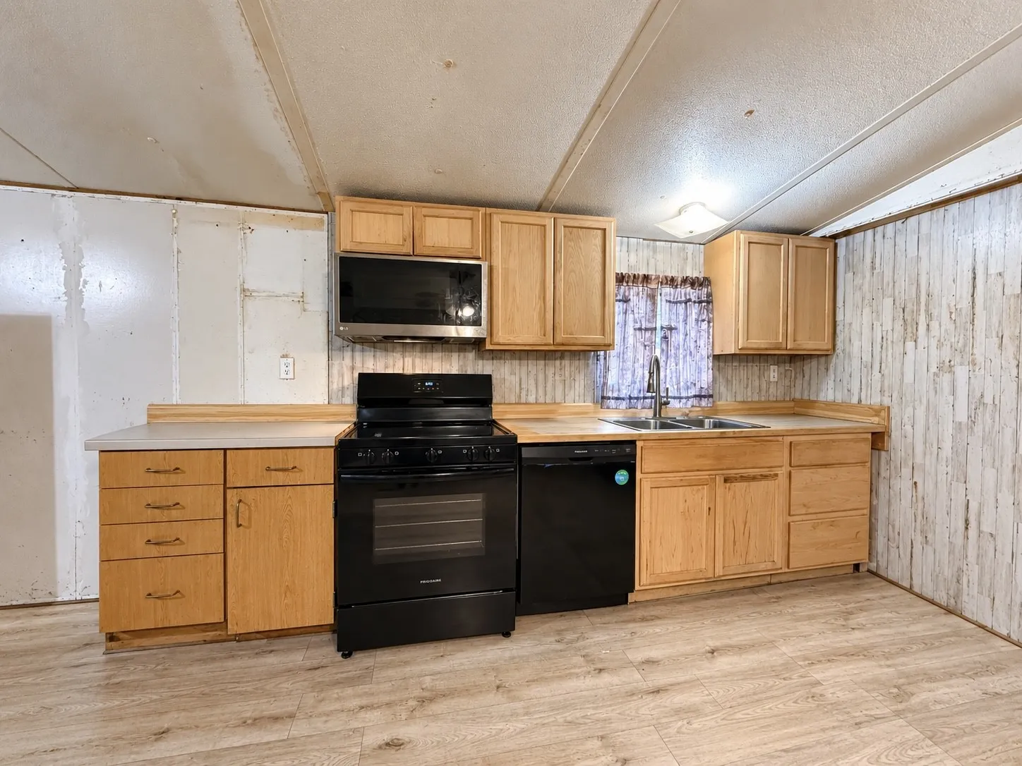 Mobile Home For Sale in Hunt County , 708 Lincoln Street, Campbell, Texas 75422, 3 Bedroom, 2 Bathroom, Garage spaces, 1,300 Sqft, built in 1995, mls#21405754, Real Estate Agent in Campbell, Homes For Sale in Hunt county, Homes For Sale in Campbell, Realtor in Campbell Texas, Real Estate Brokerage Independent Realty Texas, Luminita Cordes Realtor