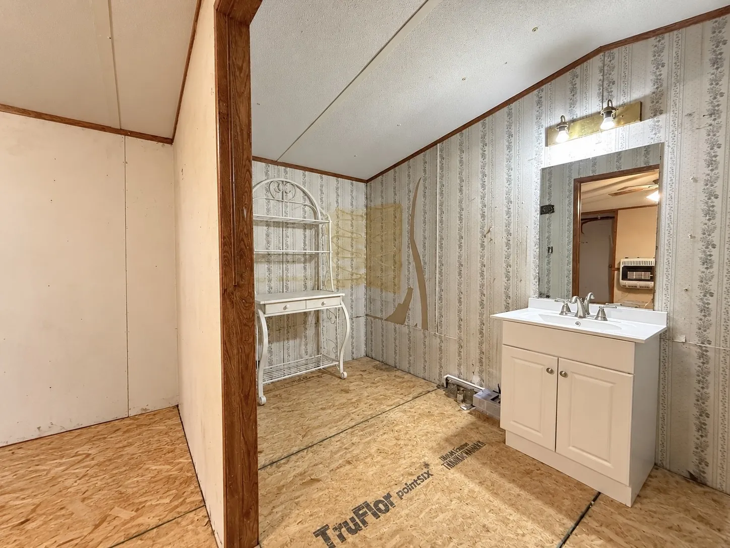 Mobile Home For Sale in Hunt County , 708 Lincoln Street, Campbell, Texas 75422, 3 Bedroom, 2 Bathroom, Garage spaces, 1,300 Sqft, built in 1995, mls#21405754, Real Estate Agent in Campbell, Homes For Sale in Hunt county, Homes For Sale in Campbell, Realtor in Campbell Texas, Real Estate Brokerage Independent Realty Texas, Luminita Cordes Realtor