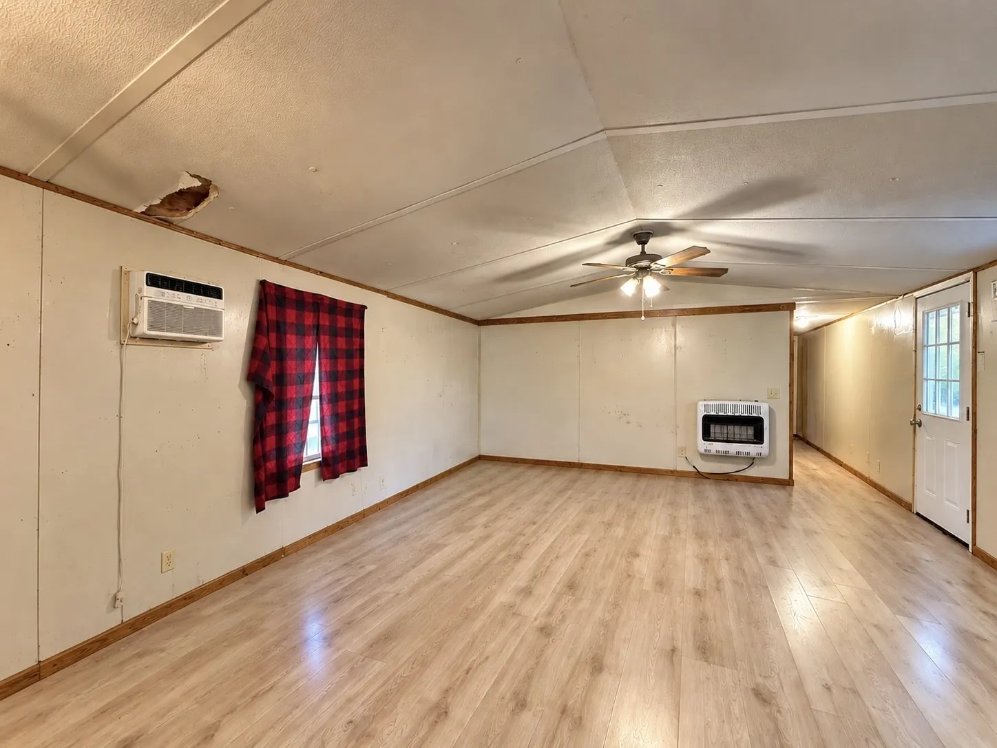 Mobile Home For Sale in Hunt County , 708 Lincoln Street, Campbell, Texas 75422, 3 Bedroom, 2 Bathroom, Garage spaces, 1,300 Sqft, built in 1995, mls#21405754, Real Estate Agent in Campbell, Homes For Sale in Hunt county, Homes For Sale in Campbell, Realtor in Campbell Texas, Real Estate Brokerage Independent Realty Texas, Luminita Cordes Realtor
