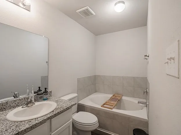 Single Family Residence For Rent in Tarrant County , 5632 Shore Point Trail, Fort Worth, Texas 76119, 3 Bedroom, 3 Bathroom, 2 Garage spaces, 1,682 Sqft, built in 2022, mls#21405820, Real Estate Agent in Fort Worth, Homes For Rent in Tarrant county, Homes For Rent in Fort Worth, Realtor in Fort Worth Texas, Real Estate Brokerage Independent Realty Texas, Luminita Cordes Realtor