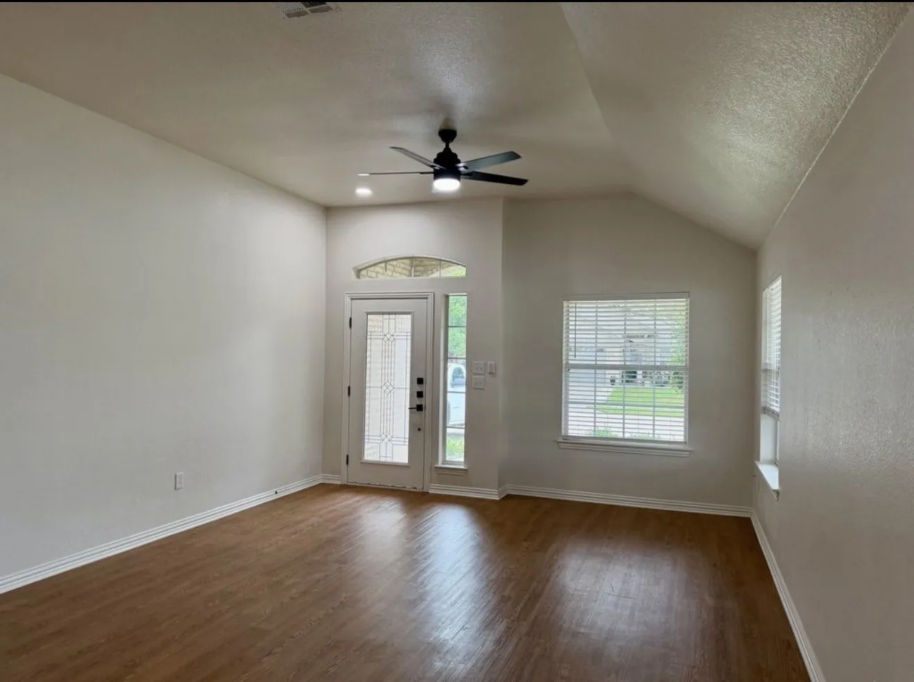Single Family Residence For Rent in Hood County , 1001 Roberts Bend, Granbury, Texas 76048, 3 Bedroom, 2 Bathroom, 2 Garage spaces, 1,284 Sqft, built in 2007, mls#21405826, Real Estate Agent in Granbury, Homes For Rent in Hood county, Homes For Rent in Granbury, Realtor in Granbury Texas, Real Estate Brokerage Independent Realty Texas, Luminita Cordes Realtor