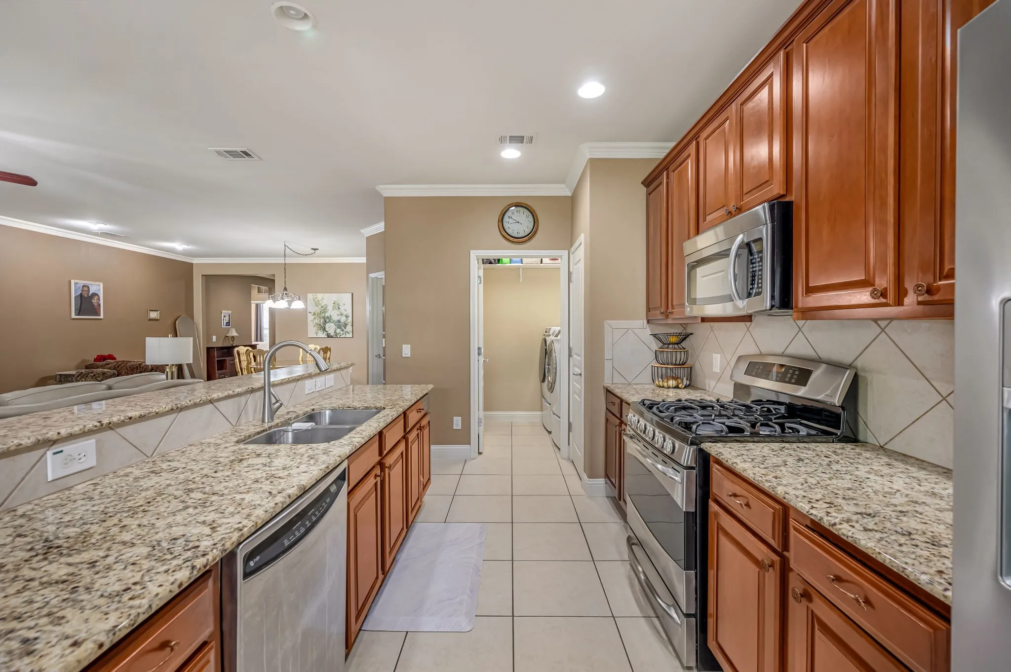 Single Family Residence For Sale in Denton County , 6772 Festival Lane, Frisco, Texas 75036, 3 Bedroom, 2 Bathroom, 2 Garage spaces, 1,990 Sqft, built in 2010, mls#21403940, Real Estate Agent in Frisco, Homes For Sale in Denton county, Homes For Sale in Frisco, Realtor in Frisco Texas, Real Estate Brokerage Independent Realty Texas, Luminita Cordes Realtor