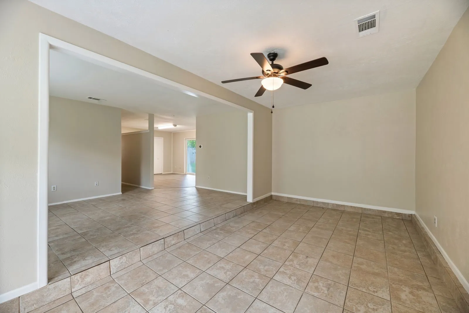 Single Family Residence For Rent in Dallas County , 11324 Prelude Drive, Dallas, Texas 75238, 3 Bedroom, 2 Bathroom, Garage spaces, 1,344 Sqft, built in 1961, mls#21405846, Real Estate Agent in Dallas, Homes For Rent in Dallas county, Homes For Rent in Dallas, Realtor in Dallas Texas, Real Estate Brokerage Independent Realty Texas, Luminita Cordes Realtor