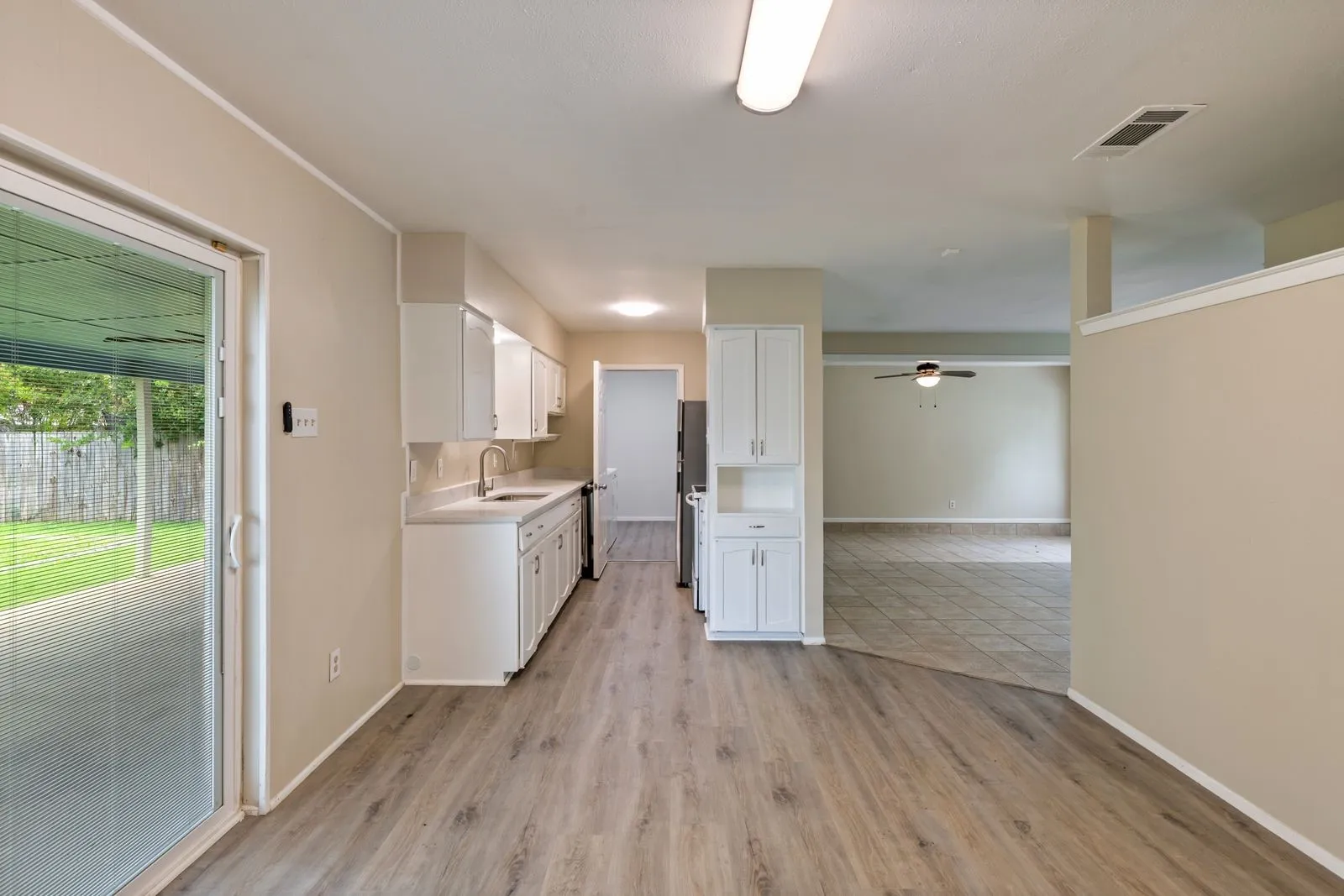 Single Family Residence For Rent in Dallas County , 11324 Prelude Drive, Dallas, Texas 75238, 3 Bedroom, 2 Bathroom, Garage spaces, 1,344 Sqft, built in 1961, mls#21405846, Real Estate Agent in Dallas, Homes For Rent in Dallas county, Homes For Rent in Dallas, Realtor in Dallas Texas, Real Estate Brokerage Independent Realty Texas, Luminita Cordes Realtor