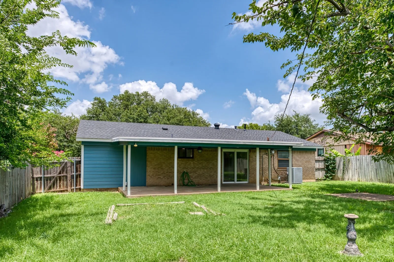 Single Family Residence For Rent in Dallas County , 11324 Prelude Drive, Dallas, Texas 75238, 3 Bedroom, 2 Bathroom, Garage spaces, 1,344 Sqft, built in 1961, mls#21405846, Real Estate Agent in Dallas, Homes For Rent in Dallas county, Homes For Rent in Dallas, Realtor in Dallas Texas, Real Estate Brokerage Independent Realty Texas, Luminita Cordes Realtor