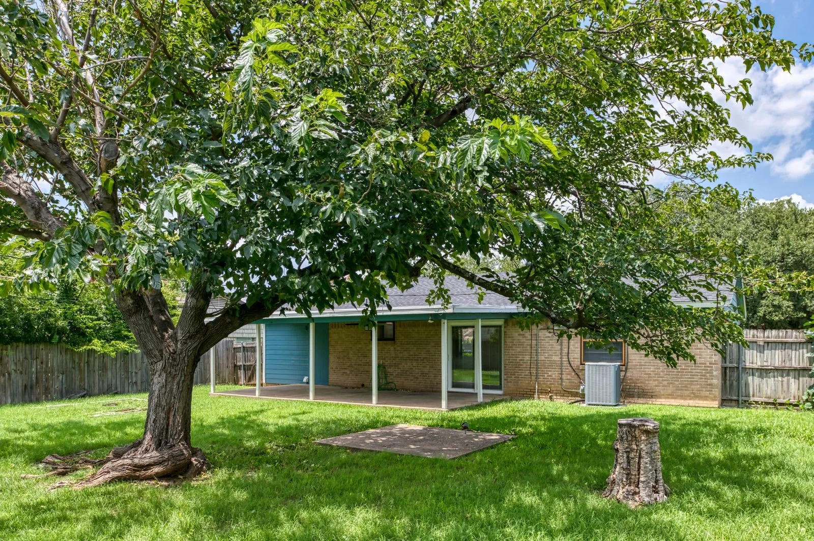 Single Family Residence For Rent in Dallas County , 11324 Prelude Drive, Dallas, Texas 75238, 3 Bedroom, 2 Bathroom, Garage spaces, 1,344 Sqft, built in 1961, mls#21405846, Real Estate Agent in Dallas, Homes For Rent in Dallas county, Homes For Rent in Dallas, Realtor in Dallas Texas, Real Estate Brokerage Independent Realty Texas, Luminita Cordes Realtor