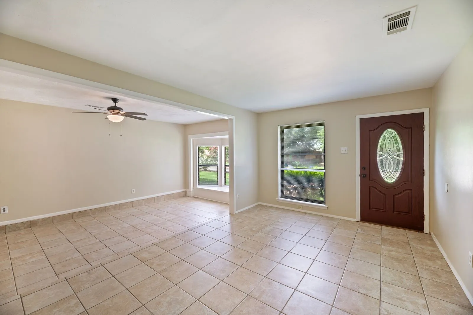 Single Family Residence For Rent in Dallas County , 11324 Prelude Drive, Dallas, Texas 75238, 3 Bedroom, 2 Bathroom, Garage spaces, 1,344 Sqft, built in 1961, mls#21405846, Real Estate Agent in Dallas, Homes For Rent in Dallas county, Homes For Rent in Dallas, Realtor in Dallas Texas, Real Estate Brokerage Independent Realty Texas, Luminita Cordes Realtor