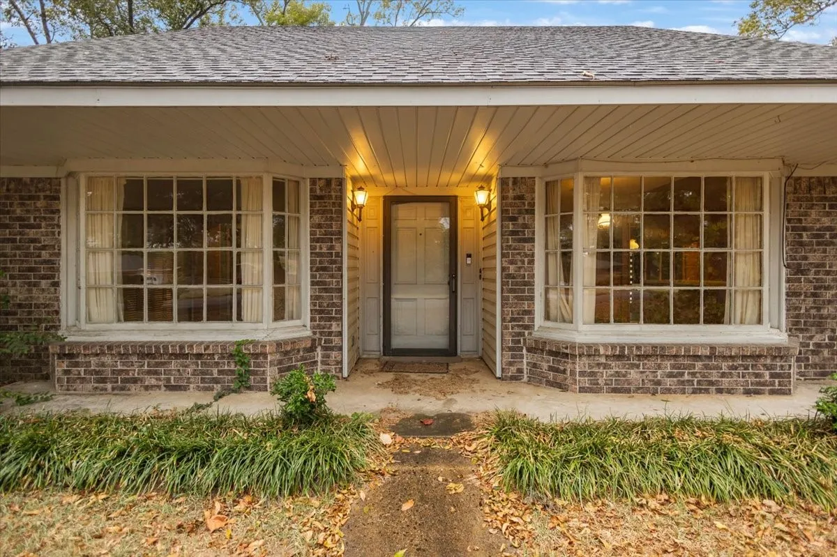 Single Family Residence For Sale in Morris County , 100 Westwood Parkway, Naples, Texas 75668, 4 Bedroom, 3 Bathroom, 2 Garage spaces, 2,909 Sqft, built in 1979, mls#21405849, Real Estate Agent in Naples, Homes For Sale in Morris county, Homes For Sale in Naples, Realtor in Naples Texas, Real Estate Brokerage Independent Realty Texas, Luminita Cordes Realtor