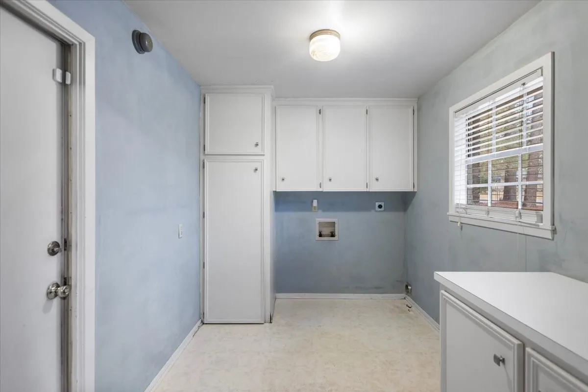 Single Family Residence For Sale in Morris County , 100 Westwood Parkway, Naples, Texas 75668, 4 Bedroom, 3 Bathroom, 2 Garage spaces, 2,909 Sqft, built in 1979, mls#21405849, Real Estate Agent in Naples, Homes For Sale in Morris county, Homes For Sale in Naples, Realtor in Naples Texas, Real Estate Brokerage Independent Realty Texas, Luminita Cordes Realtor