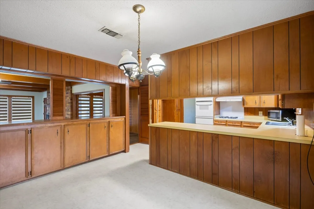 Single Family Residence For Sale in Morris County , 100 Westwood Parkway, Naples, Texas 75668, 4 Bedroom, 3 Bathroom, 2 Garage spaces, 2,909 Sqft, built in 1979, mls#21405849, Real Estate Agent in Naples, Homes For Sale in Morris county, Homes For Sale in Naples, Realtor in Naples Texas, Real Estate Brokerage Independent Realty Texas, Luminita Cordes Realtor