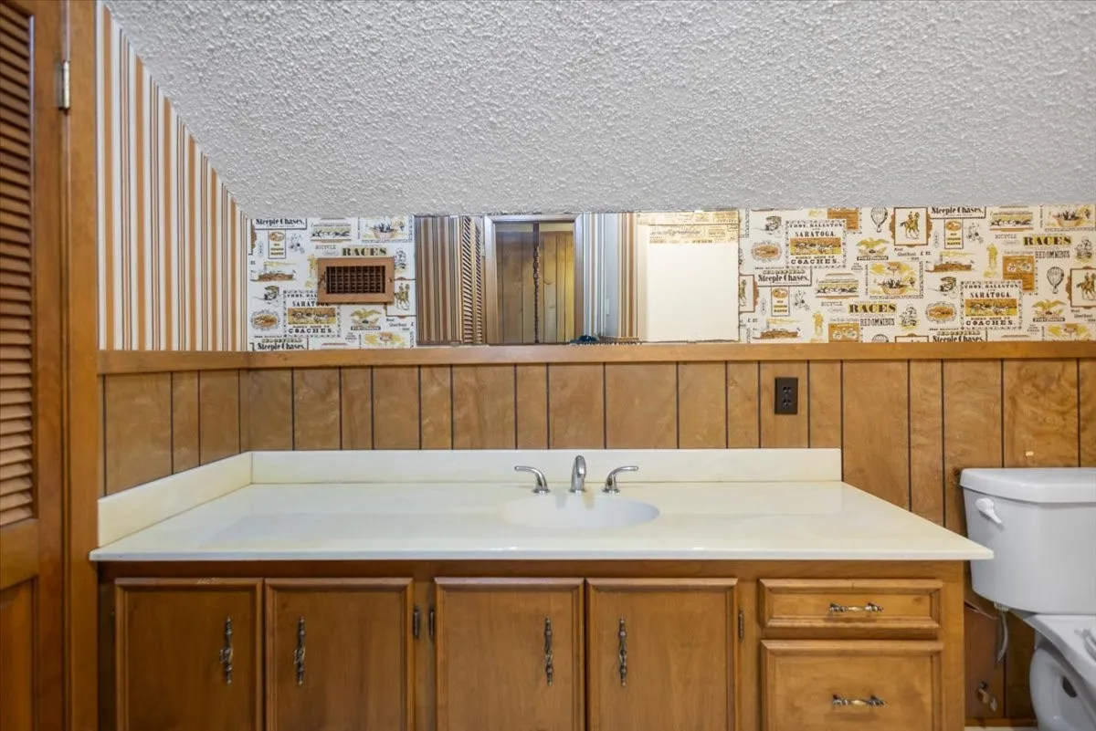 Single Family Residence For Sale in Morris County , 100 Westwood Parkway, Naples, Texas 75668, 4 Bedroom, 3 Bathroom, 2 Garage spaces, 2,909 Sqft, built in 1979, mls#21405849, Real Estate Agent in Naples, Homes For Sale in Morris county, Homes For Sale in Naples, Realtor in Naples Texas, Real Estate Brokerage Independent Realty Texas, Luminita Cordes Realtor