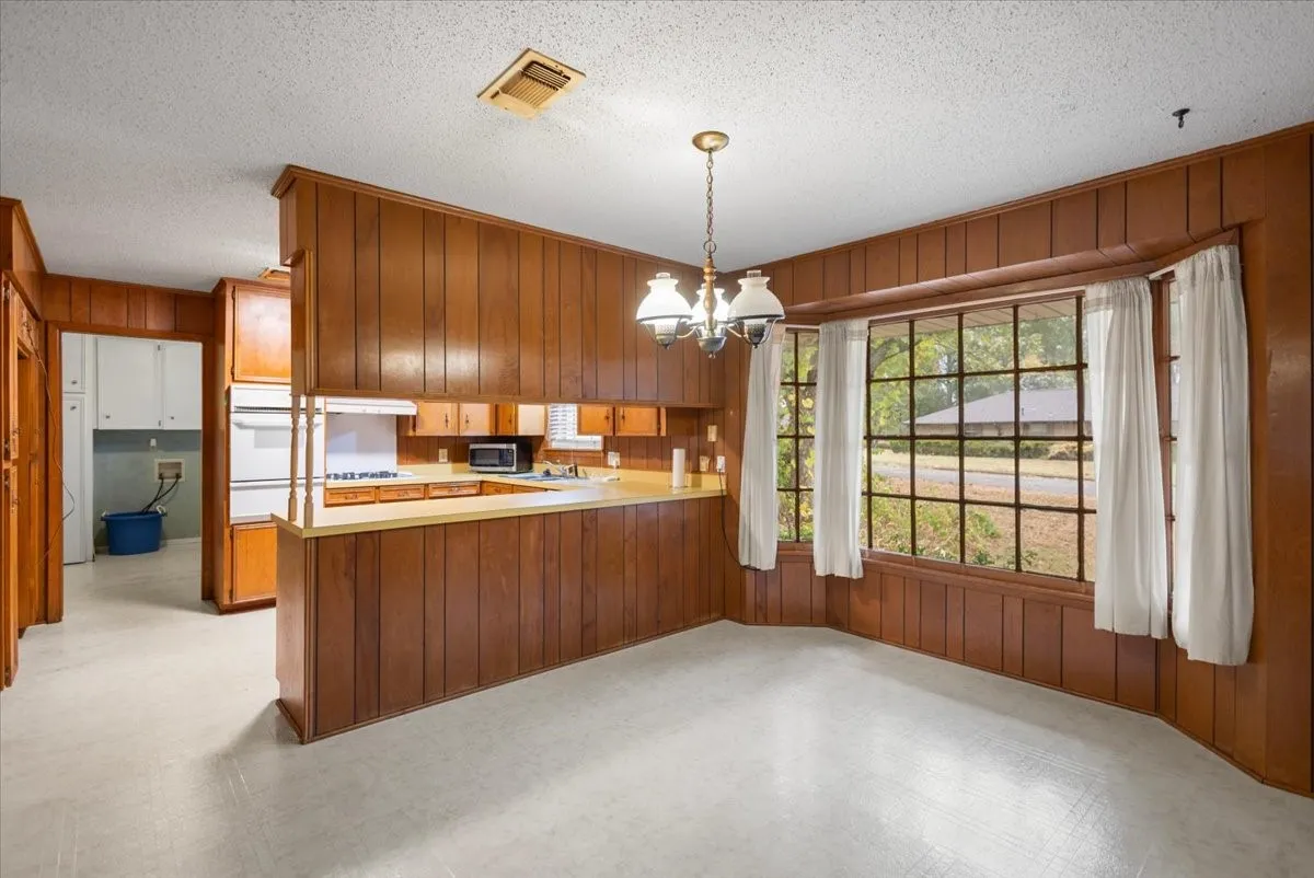 Single Family Residence For Sale in Morris County , 100 Westwood Parkway, Naples, Texas 75668, 4 Bedroom, 3 Bathroom, 2 Garage spaces, 2,909 Sqft, built in 1979, mls#21405849, Real Estate Agent in Naples, Homes For Sale in Morris county, Homes For Sale in Naples, Realtor in Naples Texas, Real Estate Brokerage Independent Realty Texas, Luminita Cordes Realtor