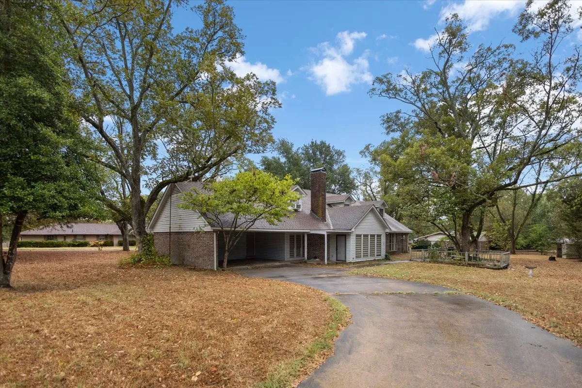Single Family Residence For Sale in Morris County , 100 Westwood Parkway, Naples, Texas 75668, 4 Bedroom, 3 Bathroom, 2 Garage spaces, 2,909 Sqft, built in 1979, mls#21405849, Real Estate Agent in Naples, Homes For Sale in Morris county, Homes For Sale in Naples, Realtor in Naples Texas, Real Estate Brokerage Independent Realty Texas, Luminita Cordes Realtor