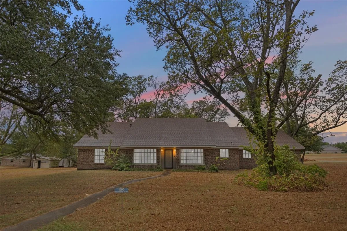 Single Family Residence For Sale in Morris County , 100 Westwood Parkway, Naples, Texas 75668, 4 Bedroom, 3 Bathroom, 2 Garage spaces, 2,909 Sqft, built in 1979, mls#21405849, Real Estate Agent in Naples, Homes For Sale in Morris county, Homes For Sale in Naples, Realtor in Naples Texas, Real Estate Brokerage Independent Realty Texas, Luminita Cordes Realtor