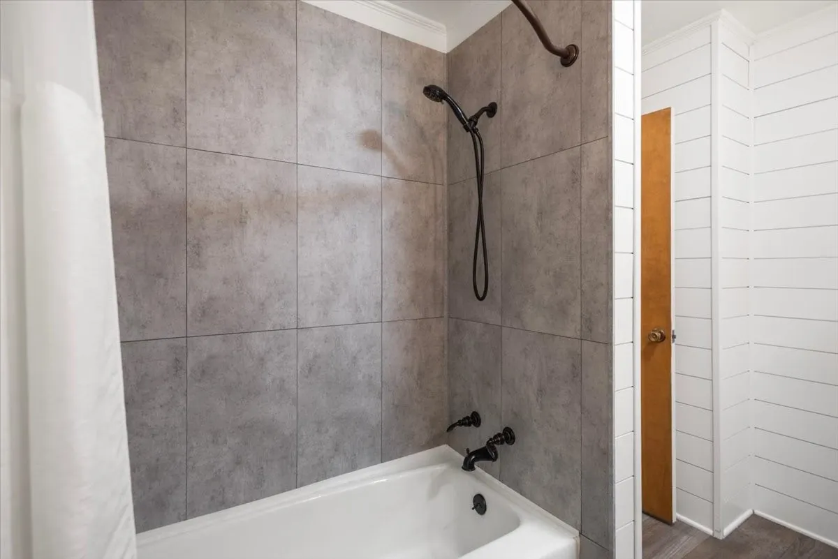 Single Family Residence For Sale in Morris County , 100 Westwood Parkway, Naples, Texas 75668, 4 Bedroom, 3 Bathroom, 2 Garage spaces, 2,909 Sqft, built in 1979, mls#21405849, Real Estate Agent in Naples, Homes For Sale in Morris county, Homes For Sale in Naples, Realtor in Naples Texas, Real Estate Brokerage Independent Realty Texas, Luminita Cordes Realtor