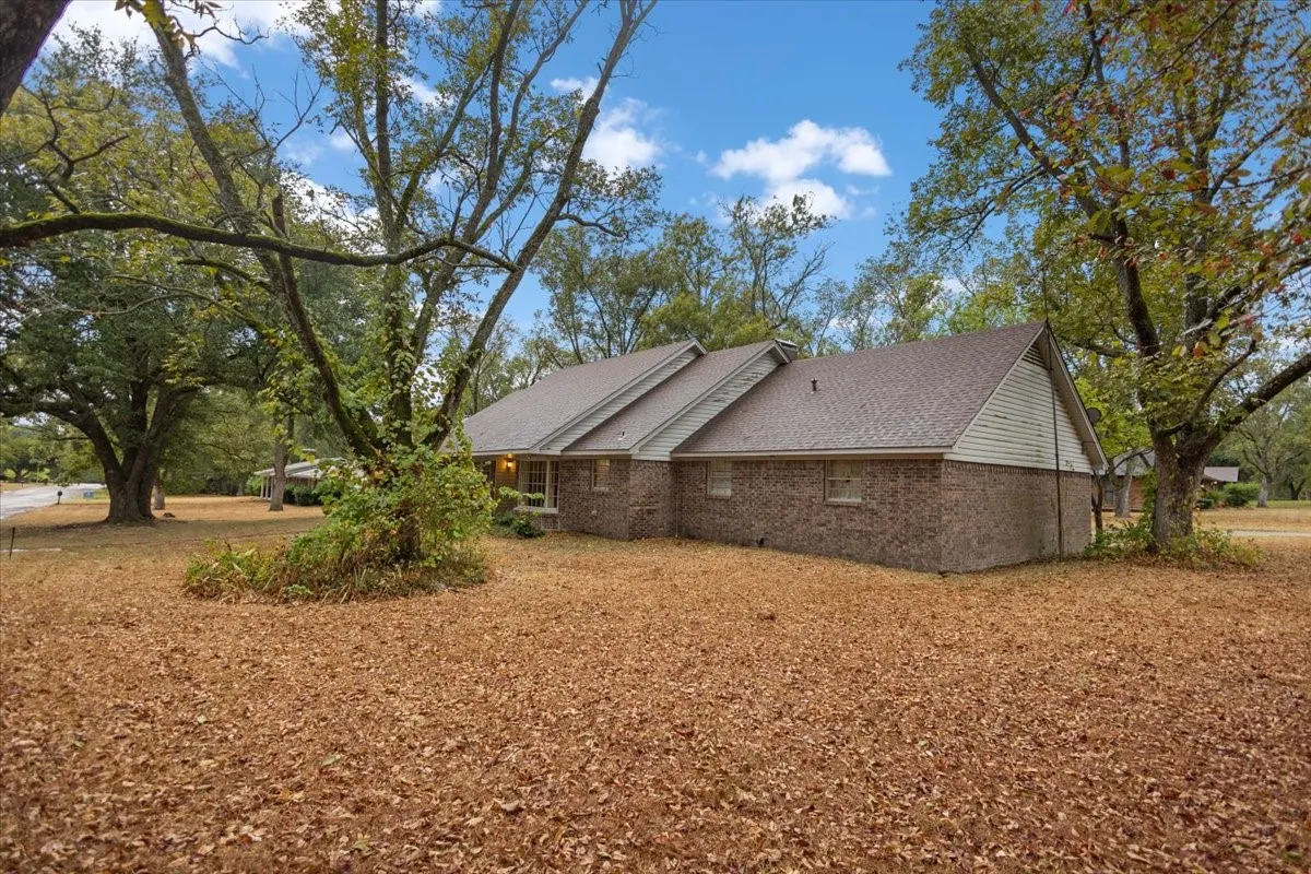 Single Family Residence For Sale in Morris County , 100 Westwood Parkway, Naples, Texas 75668, 4 Bedroom, 3 Bathroom, 2 Garage spaces, 2,909 Sqft, built in 1979, mls#21405849, Real Estate Agent in Naples, Homes For Sale in Morris county, Homes For Sale in Naples, Realtor in Naples Texas, Real Estate Brokerage Independent Realty Texas, Luminita Cordes Realtor