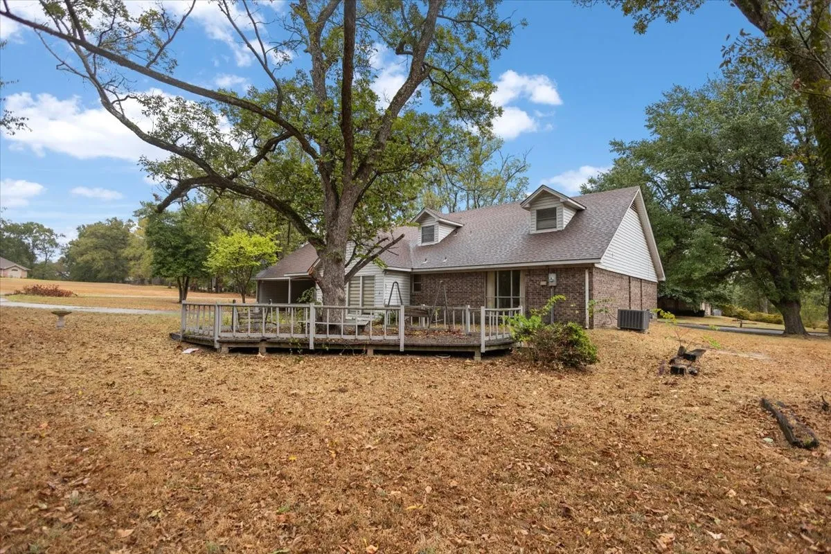 Single Family Residence For Sale in Morris County , 100 Westwood Parkway, Naples, Texas 75668, 4 Bedroom, 3 Bathroom, 2 Garage spaces, 2,909 Sqft, built in 1979, mls#21405849, Real Estate Agent in Naples, Homes For Sale in Morris county, Homes For Sale in Naples, Realtor in Naples Texas, Real Estate Brokerage Independent Realty Texas, Luminita Cordes Realtor