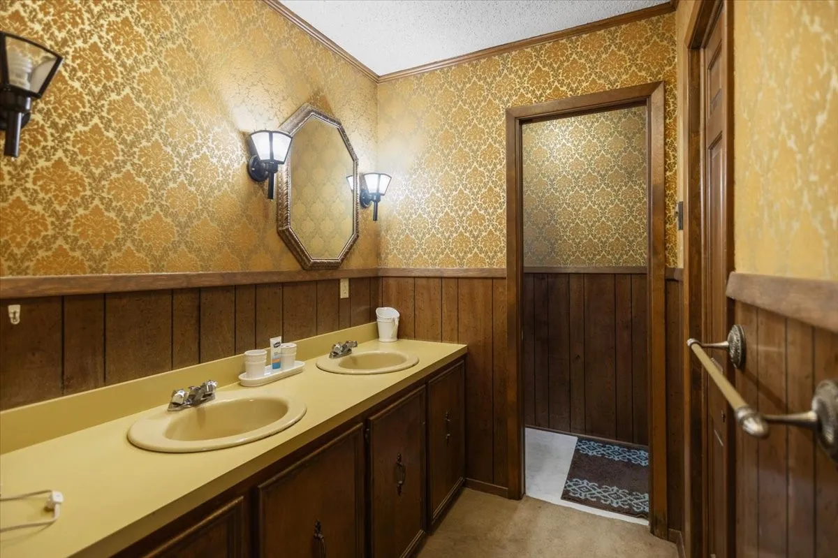 Single Family Residence For Sale in Morris County , 100 Westwood Parkway, Naples, Texas 75668, 4 Bedroom, 3 Bathroom, 2 Garage spaces, 2,909 Sqft, built in 1979, mls#21405849, Real Estate Agent in Naples, Homes For Sale in Morris county, Homes For Sale in Naples, Realtor in Naples Texas, Real Estate Brokerage Independent Realty Texas, Luminita Cordes Realtor