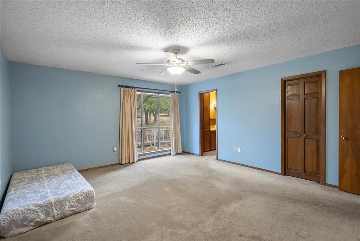 Single Family Residence For Sale in Morris County , 100 Westwood Parkway, Naples, Texas 75668, 4 Bedroom, 3 Bathroom, 2 Garage spaces, 2,909 Sqft, built in 1979, mls#21405849, Real Estate Agent in Naples, Homes For Sale in Morris county, Homes For Sale in Naples, Realtor in Naples Texas, Real Estate Brokerage Independent Realty Texas, Luminita Cordes Realtor