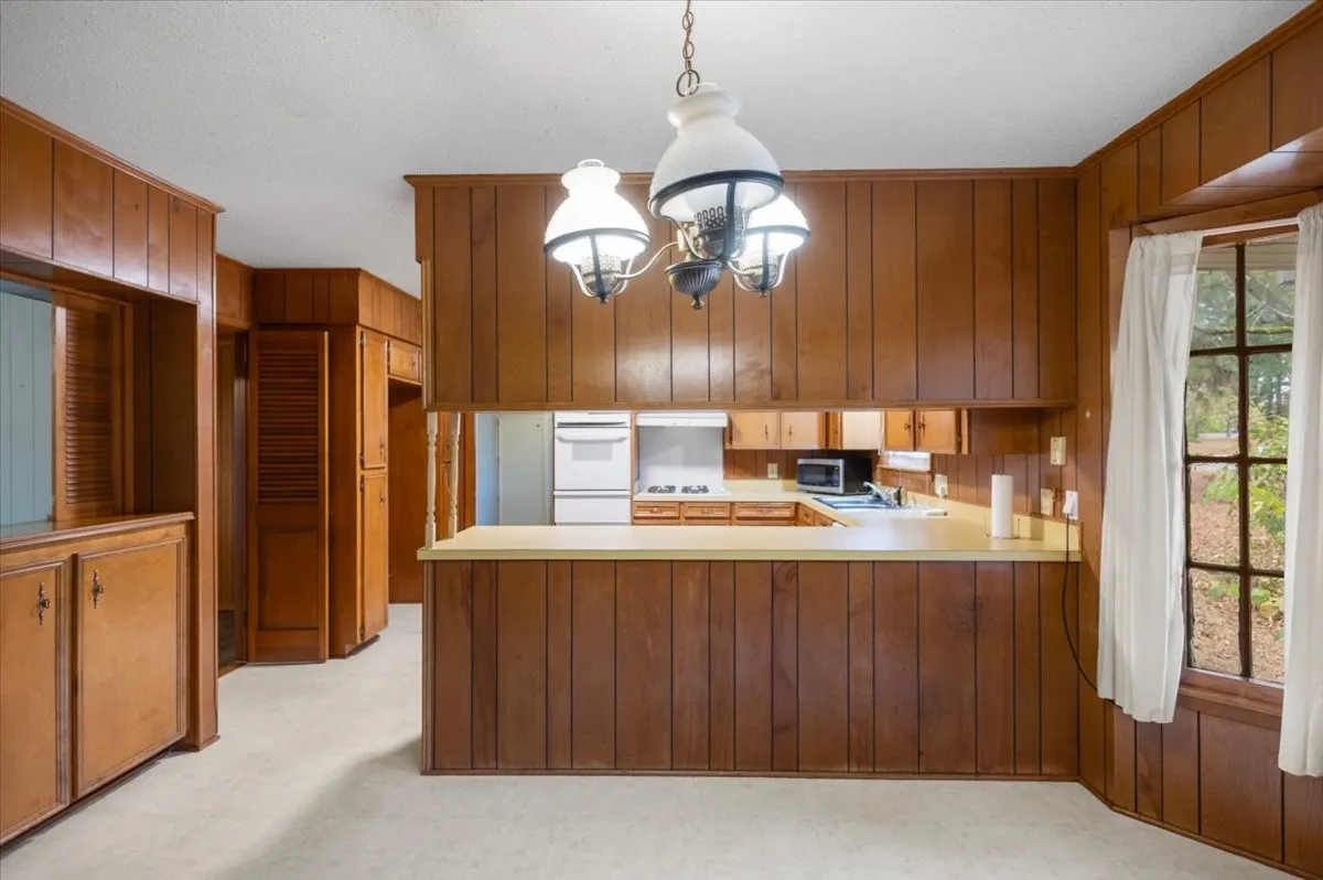 Single Family Residence For Sale in Morris County , 100 Westwood Parkway, Naples, Texas 75668, 4 Bedroom, 3 Bathroom, 2 Garage spaces, 2,909 Sqft, built in 1979, mls#21405849, Real Estate Agent in Naples, Homes For Sale in Morris county, Homes For Sale in Naples, Realtor in Naples Texas, Real Estate Brokerage Independent Realty Texas, Luminita Cordes Realtor