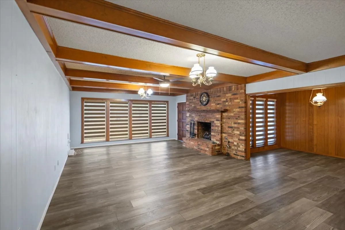 Single Family Residence For Sale in Morris County , 100 Westwood Parkway, Naples, Texas 75668, 4 Bedroom, 3 Bathroom, 2 Garage spaces, 2,909 Sqft, built in 1979, mls#21405849, Real Estate Agent in Naples, Homes For Sale in Morris county, Homes For Sale in Naples, Realtor in Naples Texas, Real Estate Brokerage Independent Realty Texas, Luminita Cordes Realtor