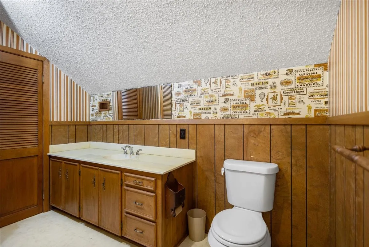 Single Family Residence For Sale in Morris County , 100 Westwood Parkway, Naples, Texas 75668, 4 Bedroom, 3 Bathroom, 2 Garage spaces, 2,909 Sqft, built in 1979, mls#21405849, Real Estate Agent in Naples, Homes For Sale in Morris county, Homes For Sale in Naples, Realtor in Naples Texas, Real Estate Brokerage Independent Realty Texas, Luminita Cordes Realtor