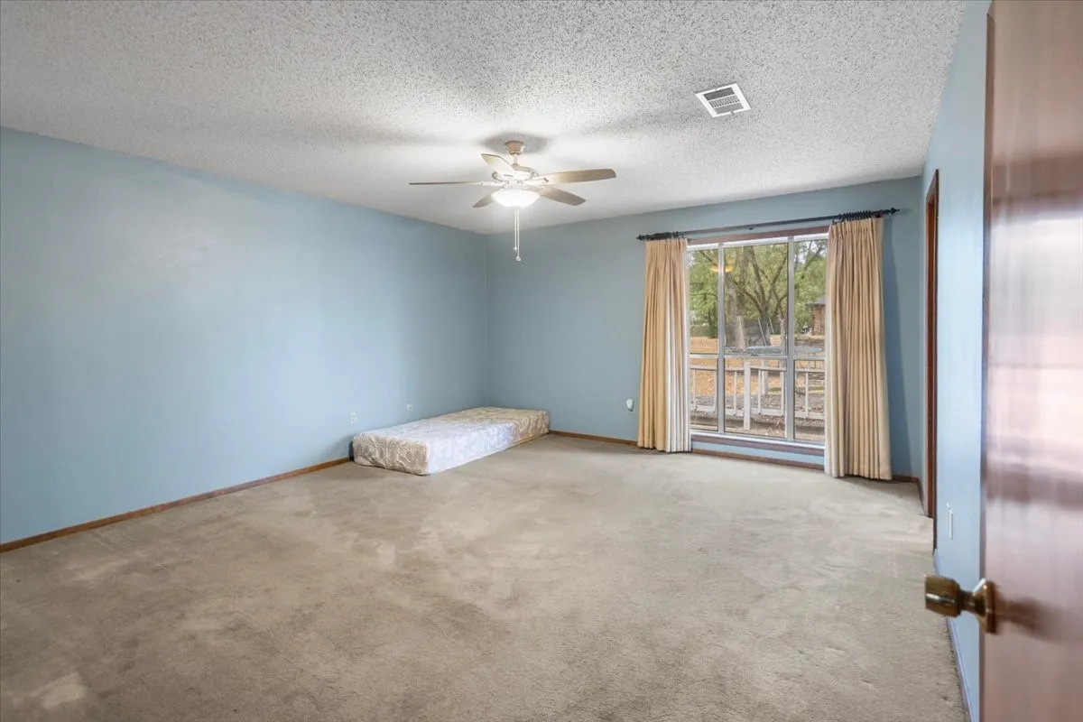 Single Family Residence For Sale in Morris County , 100 Westwood Parkway, Naples, Texas 75668, 4 Bedroom, 3 Bathroom, 2 Garage spaces, 2,909 Sqft, built in 1979, mls#21405849, Real Estate Agent in Naples, Homes For Sale in Morris county, Homes For Sale in Naples, Realtor in Naples Texas, Real Estate Brokerage Independent Realty Texas, Luminita Cordes Realtor