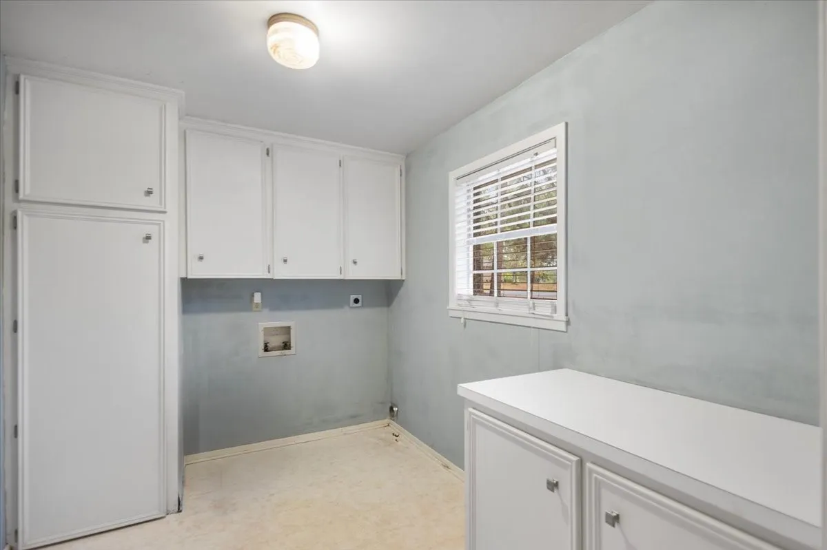 Single Family Residence For Sale in Morris County , 100 Westwood Parkway, Naples, Texas 75668, 4 Bedroom, 3 Bathroom, 2 Garage spaces, 2,909 Sqft, built in 1979, mls#21405849, Real Estate Agent in Naples, Homes For Sale in Morris county, Homes For Sale in Naples, Realtor in Naples Texas, Real Estate Brokerage Independent Realty Texas, Luminita Cordes Realtor