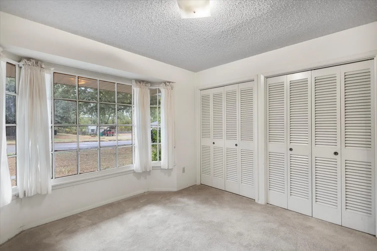 Single Family Residence For Sale in Morris County , 100 Westwood Parkway, Naples, Texas 75668, 4 Bedroom, 3 Bathroom, 2 Garage spaces, 2,909 Sqft, built in 1979, mls#21405849, Real Estate Agent in Naples, Homes For Sale in Morris county, Homes For Sale in Naples, Realtor in Naples Texas, Real Estate Brokerage Independent Realty Texas, Luminita Cordes Realtor