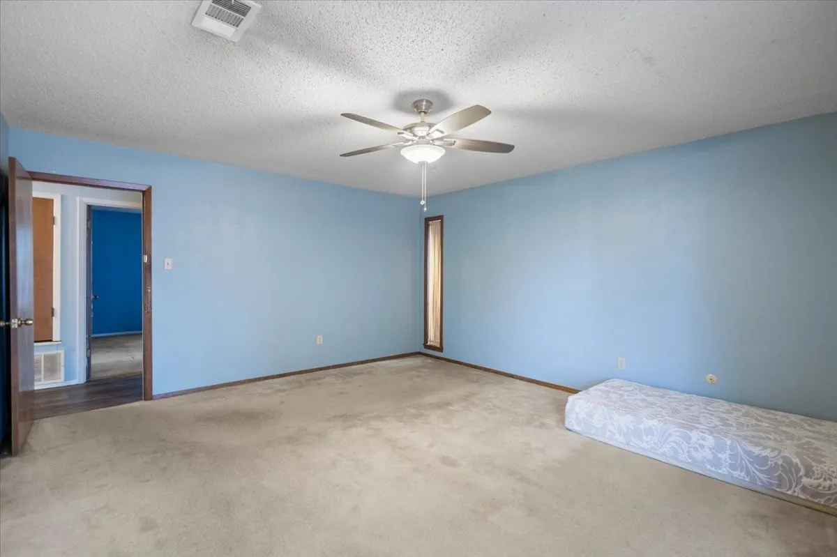 Single Family Residence For Sale in Morris County , 100 Westwood Parkway, Naples, Texas 75668, 4 Bedroom, 3 Bathroom, 2 Garage spaces, 2,909 Sqft, built in 1979, mls#21405849, Real Estate Agent in Naples, Homes For Sale in Morris county, Homes For Sale in Naples, Realtor in Naples Texas, Real Estate Brokerage Independent Realty Texas, Luminita Cordes Realtor