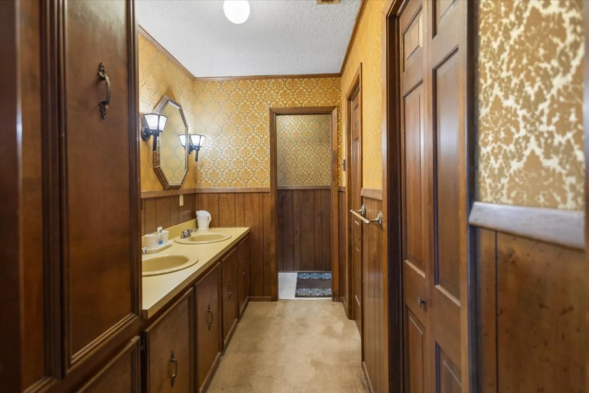 Single Family Residence For Sale in Morris County , 100 Westwood Parkway, Naples, Texas 75668, 4 Bedroom, 3 Bathroom, 2 Garage spaces, 2,909 Sqft, built in 1979, mls#21405849, Real Estate Agent in Naples, Homes For Sale in Morris county, Homes For Sale in Naples, Realtor in Naples Texas, Real Estate Brokerage Independent Realty Texas, Luminita Cordes Realtor