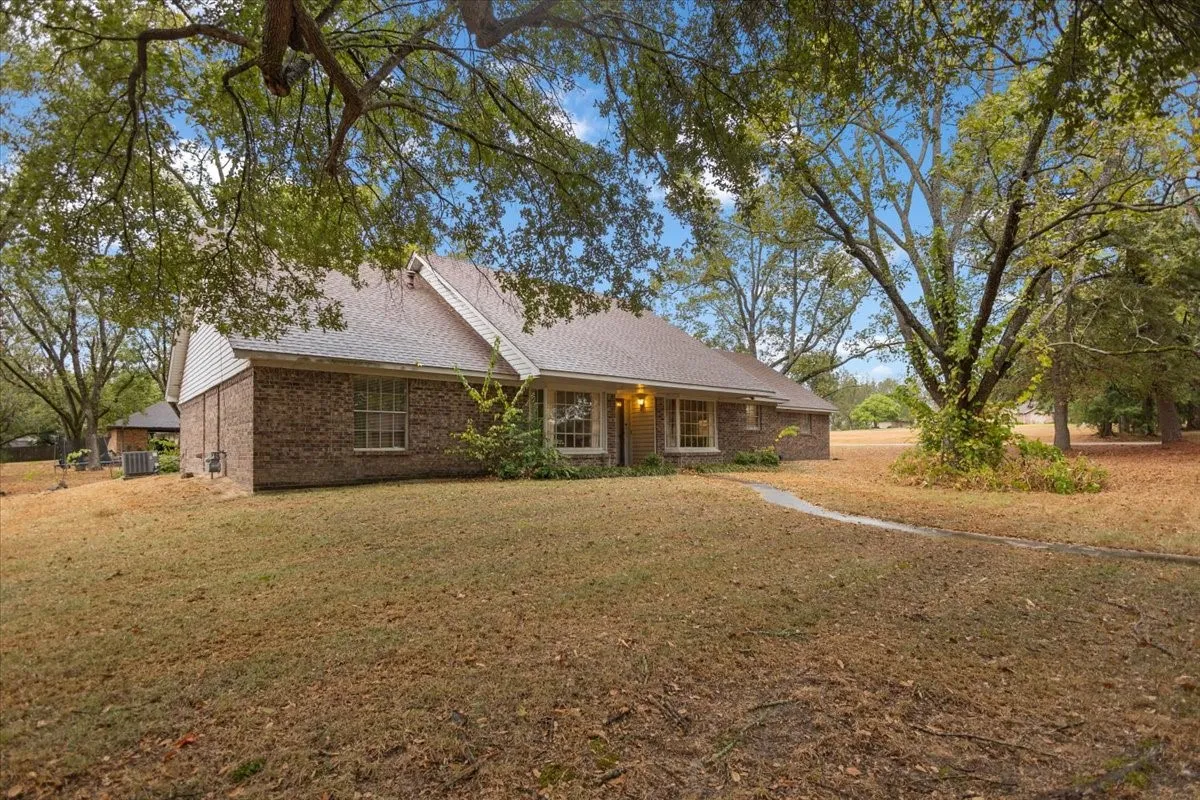 Single Family Residence For Sale in Morris County , 100 Westwood Parkway, Naples, Texas 75668, 4 Bedroom, 3 Bathroom, 2 Garage spaces, 2,909 Sqft, built in 1979, mls#21405849, Real Estate Agent in Naples, Homes For Sale in Morris county, Homes For Sale in Naples, Realtor in Naples Texas, Real Estate Brokerage Independent Realty Texas, Luminita Cordes Realtor