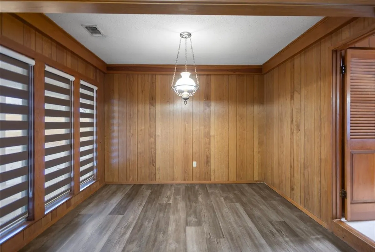 Single Family Residence For Sale in Morris County , 100 Westwood Parkway, Naples, Texas 75668, 4 Bedroom, 3 Bathroom, 2 Garage spaces, 2,909 Sqft, built in 1979, mls#21405849, Real Estate Agent in Naples, Homes For Sale in Morris county, Homes For Sale in Naples, Realtor in Naples Texas, Real Estate Brokerage Independent Realty Texas, Luminita Cordes Realtor