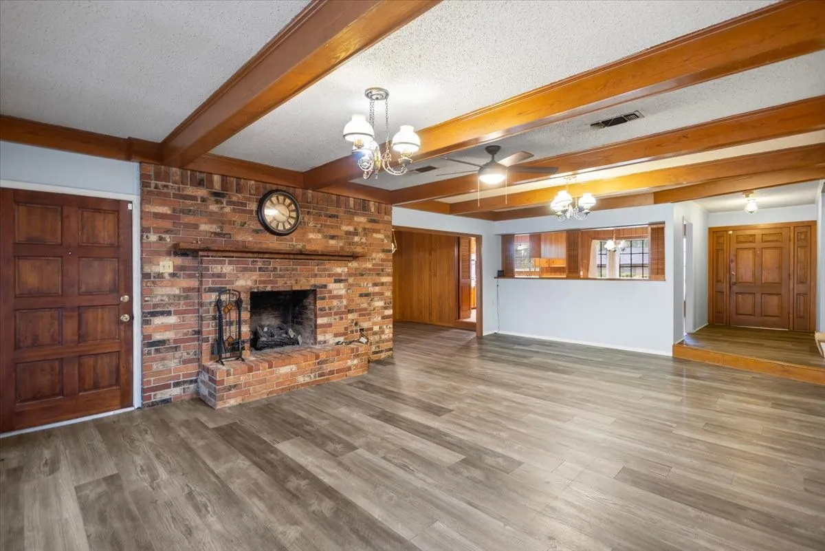 Single Family Residence For Sale in Morris County , 100 Westwood Parkway, Naples, Texas 75668, 4 Bedroom, 3 Bathroom, 2 Garage spaces, 2,909 Sqft, built in 1979, mls#21405849, Real Estate Agent in Naples, Homes For Sale in Morris county, Homes For Sale in Naples, Realtor in Naples Texas, Real Estate Brokerage Independent Realty Texas, Luminita Cordes Realtor