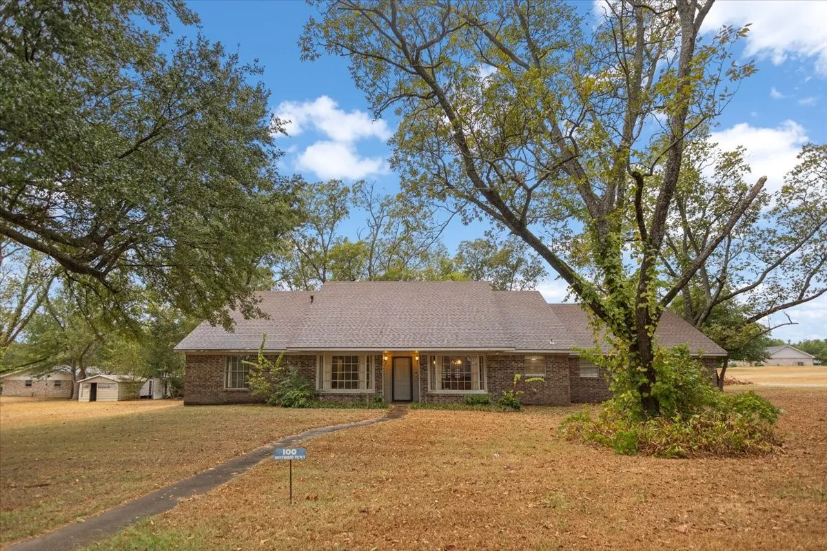 Single Family Residence For Sale in Morris County , 100 Westwood Parkway, Naples, Texas 75668, 4 Bedroom, 3 Bathroom, 2 Garage spaces, 2,909 Sqft, built in 1979, mls#21405849, Real Estate Agent in Naples, Homes For Sale in Morris county, Homes For Sale in Naples, Realtor in Naples Texas, Real Estate Brokerage Independent Realty Texas, Luminita Cordes Realtor