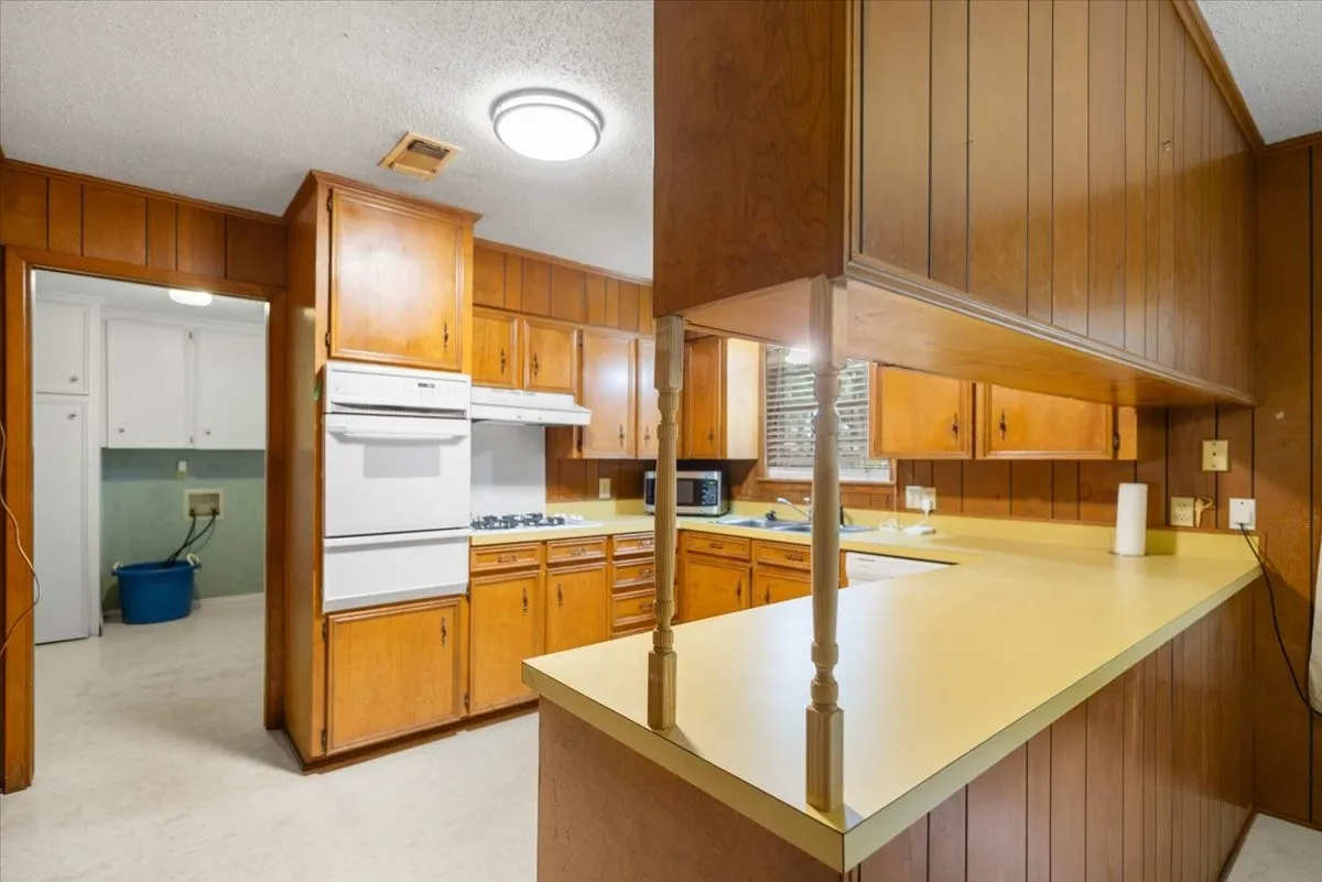 Single Family Residence For Sale in Morris County , 100 Westwood Parkway, Naples, Texas 75668, 4 Bedroom, 3 Bathroom, 2 Garage spaces, 2,909 Sqft, built in 1979, mls#21405849, Real Estate Agent in Naples, Homes For Sale in Morris county, Homes For Sale in Naples, Realtor in Naples Texas, Real Estate Brokerage Independent Realty Texas, Luminita Cordes Realtor