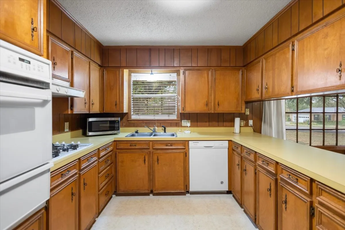 Single Family Residence For Sale in Morris County , 100 Westwood Parkway, Naples, Texas 75668, 4 Bedroom, 3 Bathroom, 2 Garage spaces, 2,909 Sqft, built in 1979, mls#21405849, Real Estate Agent in Naples, Homes For Sale in Morris county, Homes For Sale in Naples, Realtor in Naples Texas, Real Estate Brokerage Independent Realty Texas, Luminita Cordes Realtor