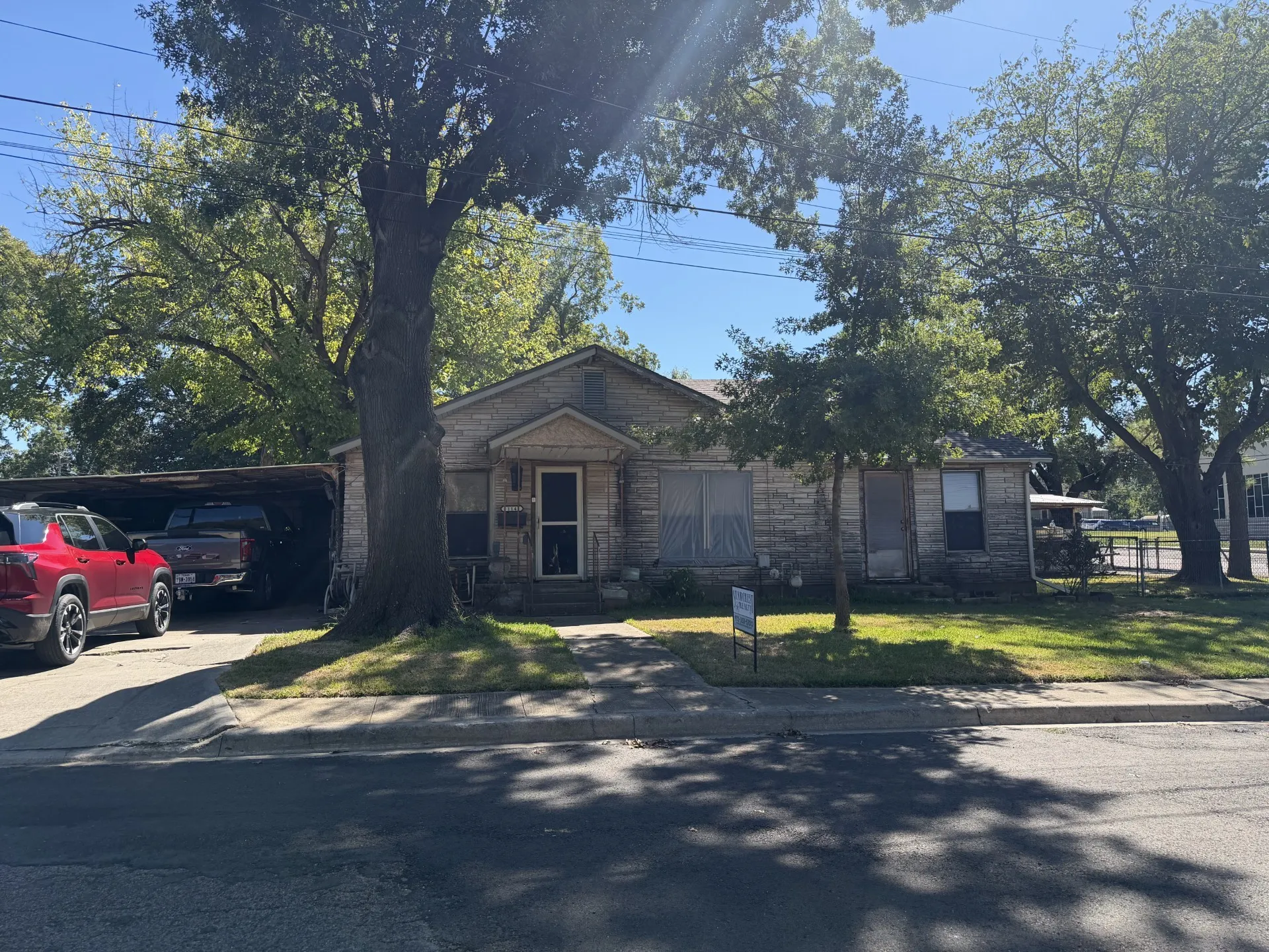 Single Family Residence For Sale in Grayson County , 114 Wainwright Street, Whitesboro, Texas 76273, 3 Bedroom, 1 Bathroom, Garage spaces, 1,428 Sqft, built in 1958, mls#21405852, Real Estate Agent in Whitesboro, Homes For Sale in Grayson county, Homes For Sale in Whitesboro, Realtor in Whitesboro Texas, Real Estate Brokerage Independent Realty Texas, Luminita Cordes Realtor