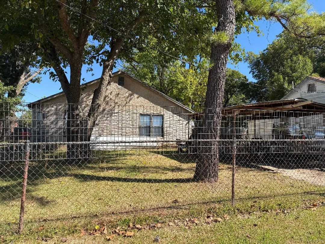 Single Family Residence For Sale in Grayson County , 114 Wainwright Street, Whitesboro, Texas 76273, 3 Bedroom, 1 Bathroom, Garage spaces, 1,428 Sqft, built in 1958, mls#21405852, Real Estate Agent in Whitesboro, Homes For Sale in Grayson county, Homes For Sale in Whitesboro, Realtor in Whitesboro Texas, Real Estate Brokerage Independent Realty Texas, Luminita Cordes Realtor