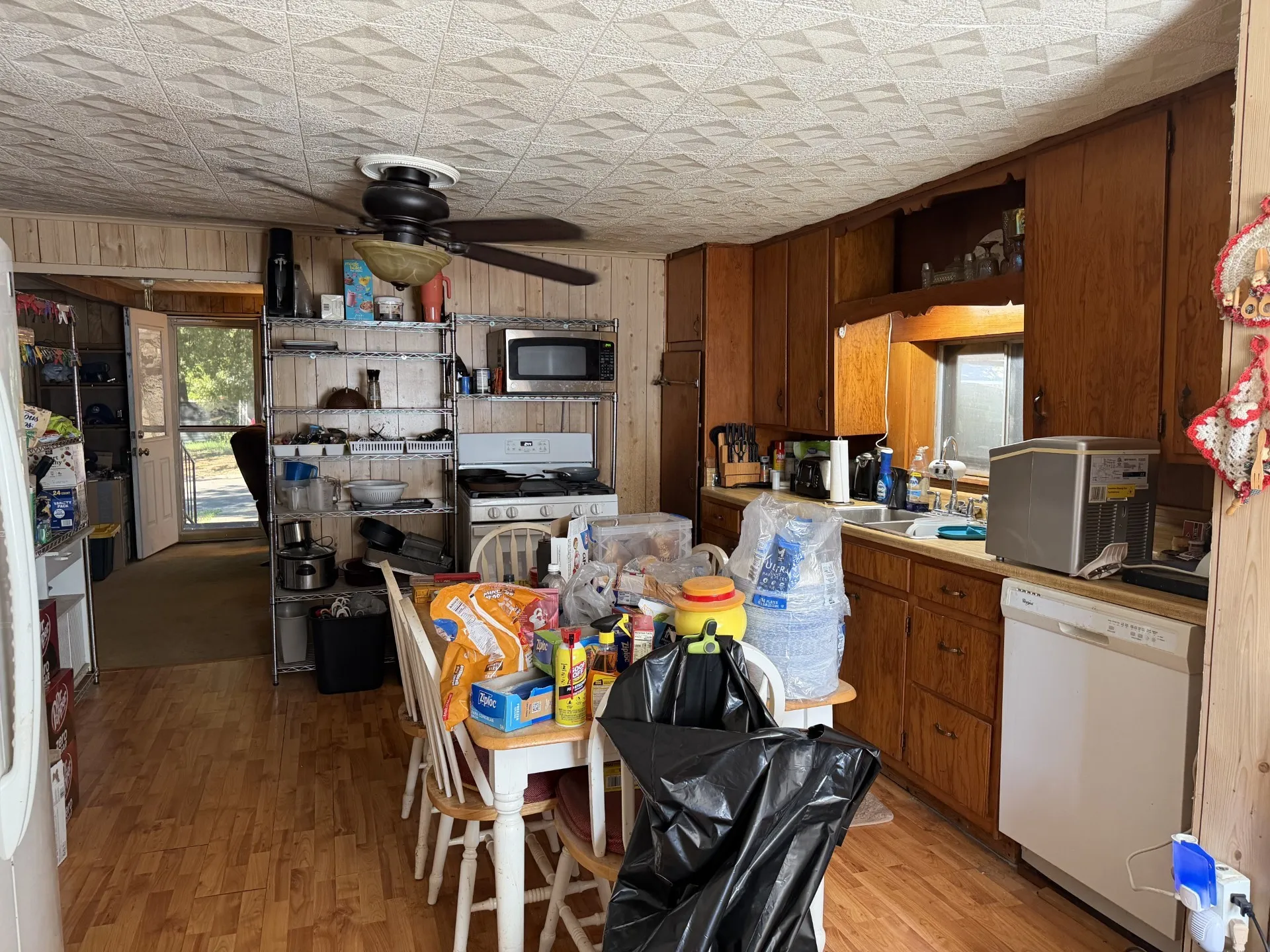 Single Family Residence For Sale in Grayson County , 114 Wainwright Street, Whitesboro, Texas 76273, 3 Bedroom, 1 Bathroom, Garage spaces, 1,428 Sqft, built in 1958, mls#21405852, Real Estate Agent in Whitesboro, Homes For Sale in Grayson county, Homes For Sale in Whitesboro, Realtor in Whitesboro Texas, Real Estate Brokerage Independent Realty Texas, Luminita Cordes Realtor